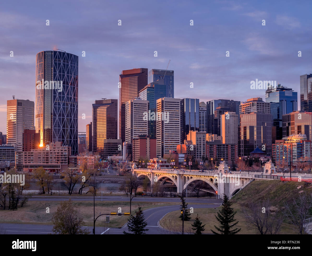 Une vue sur l'horizon au lever du soleil à Calgary, Alberta. Calgary est le foyer de nombreuses sociétés pétrolières. Ca;Gary est situé sur la rivière Bow en Alberta, Canada. Banque D'Images
