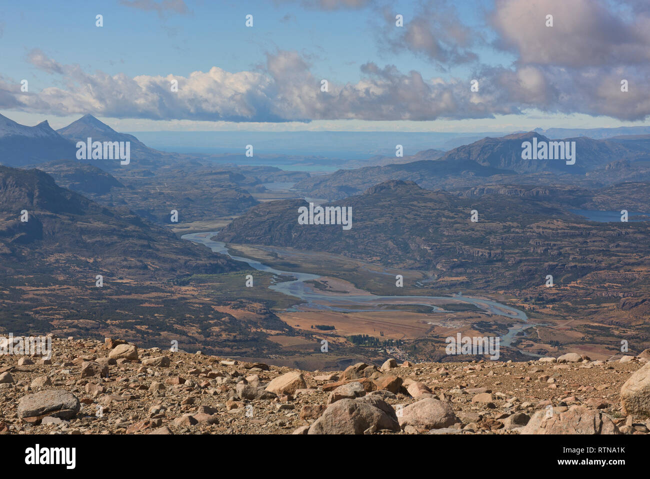 En voyant le Rio Ibanez et Villa Cerro Castillo, d'Aysen, en Patagonie, au Chili Banque D'Images