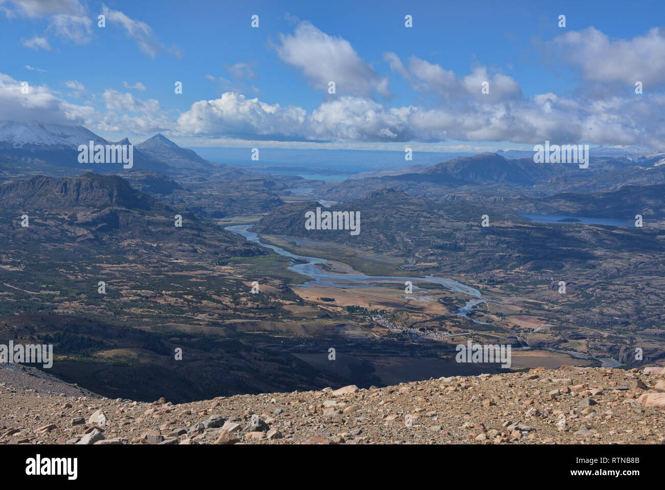 En voyant le Rio Ibanez et Villa Cerro Castillo, d'Aysen, en Patagonie, au Chili Banque D'Images