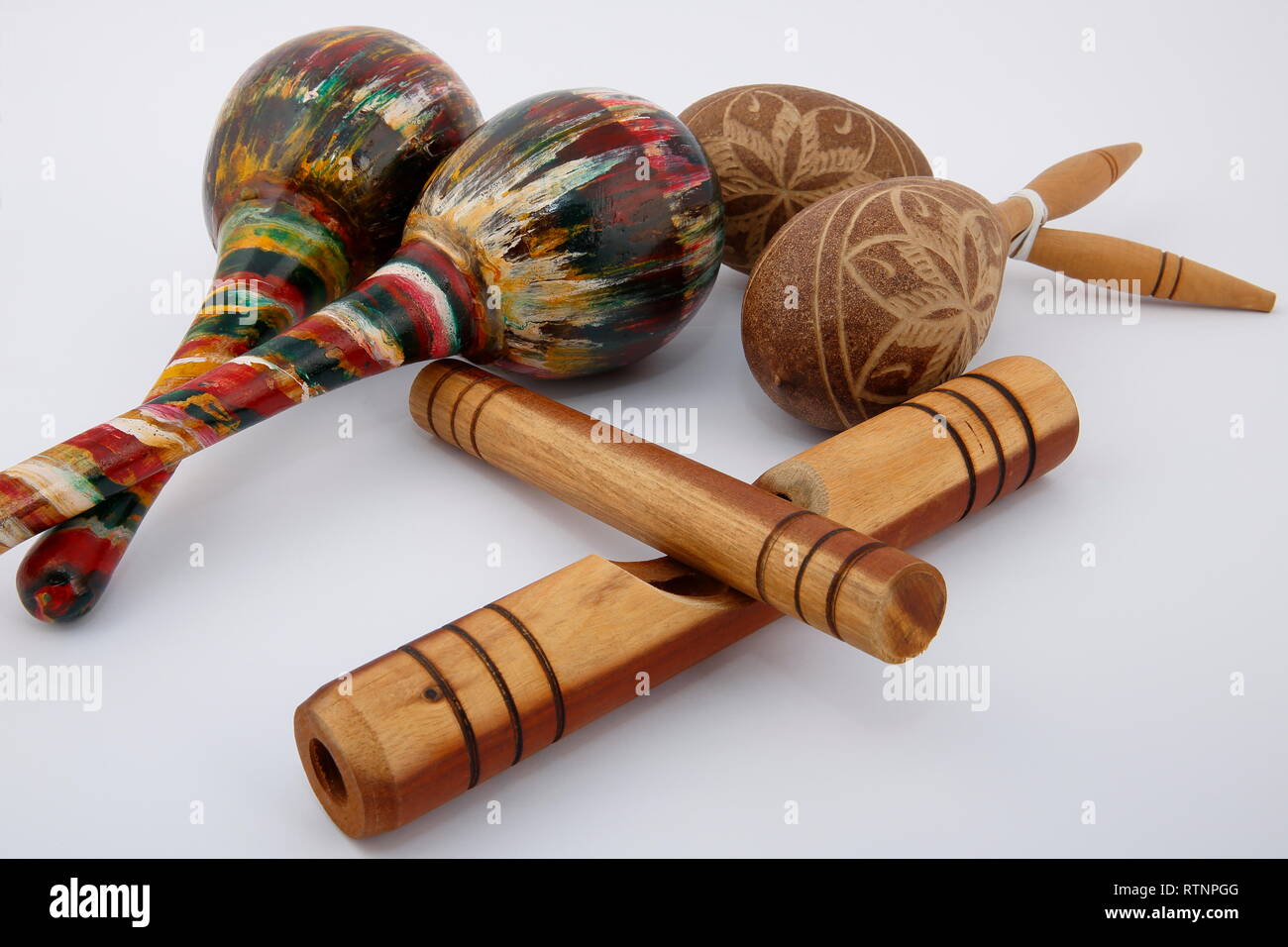 Instruments de musique folklorique. Une vue sur le rythme latin instruments utilisés dans la musique cubaine, sur fond blanc. Banque D'Images