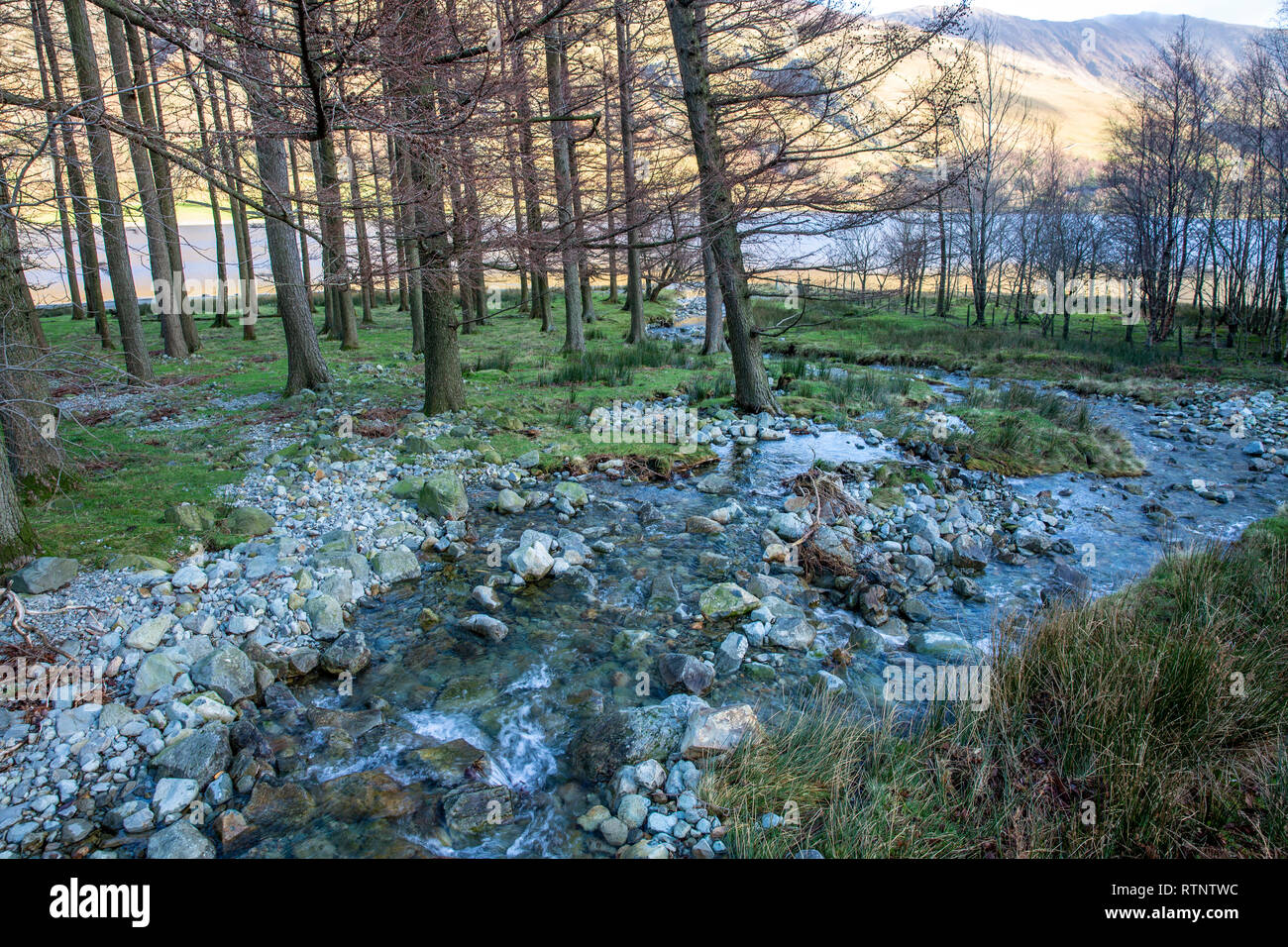 Rivière qui coule dans le lac Buttermere, parc national de Lake District, Cumbria, England, UK Banque D'Images