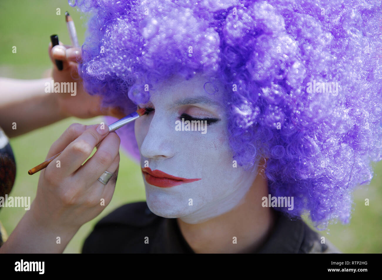 L'artiste de maquillage maquillage de clown à l'acteur Banque D'Images