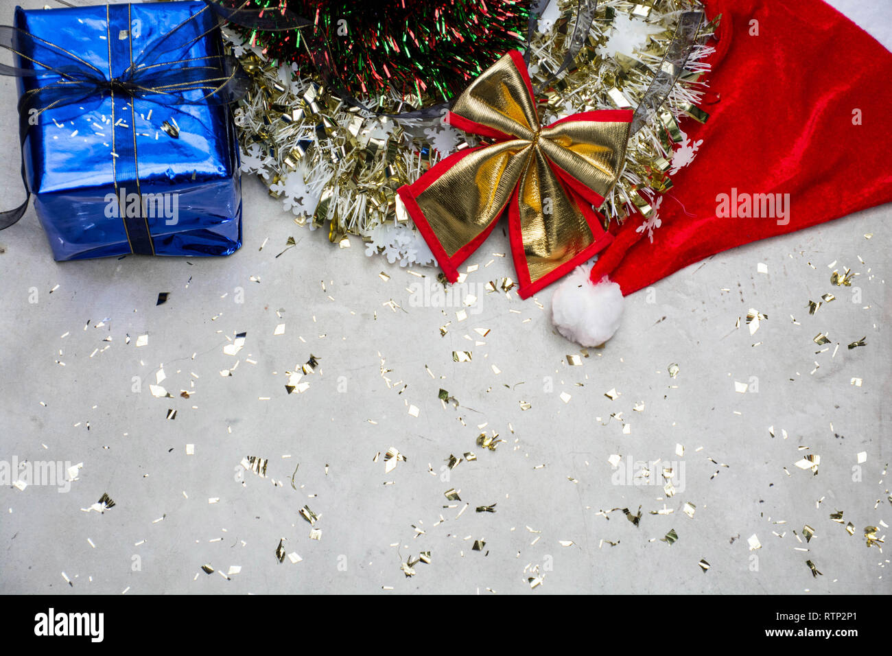 Vue de dessus de Noël : Jours fériés composition sur fond de ciment gris avec l'exemplaire de l'espace pour votre texte - image Banque D'Images