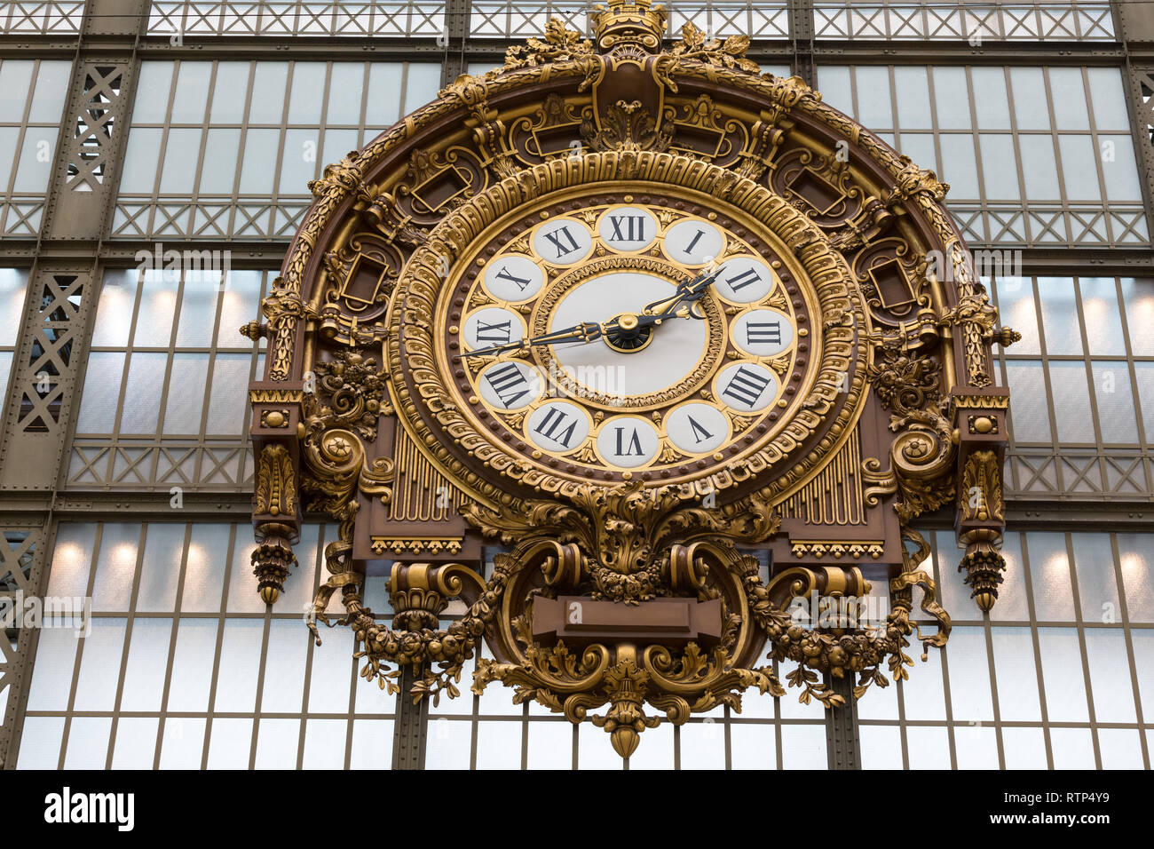 Paris, France - le 7 octobre 2018 : horloge dorée du musée d'Orsay.Le Musée d'Orsay est un musée à Paris, sur la rive gauche de la Seine. Banque D'Images