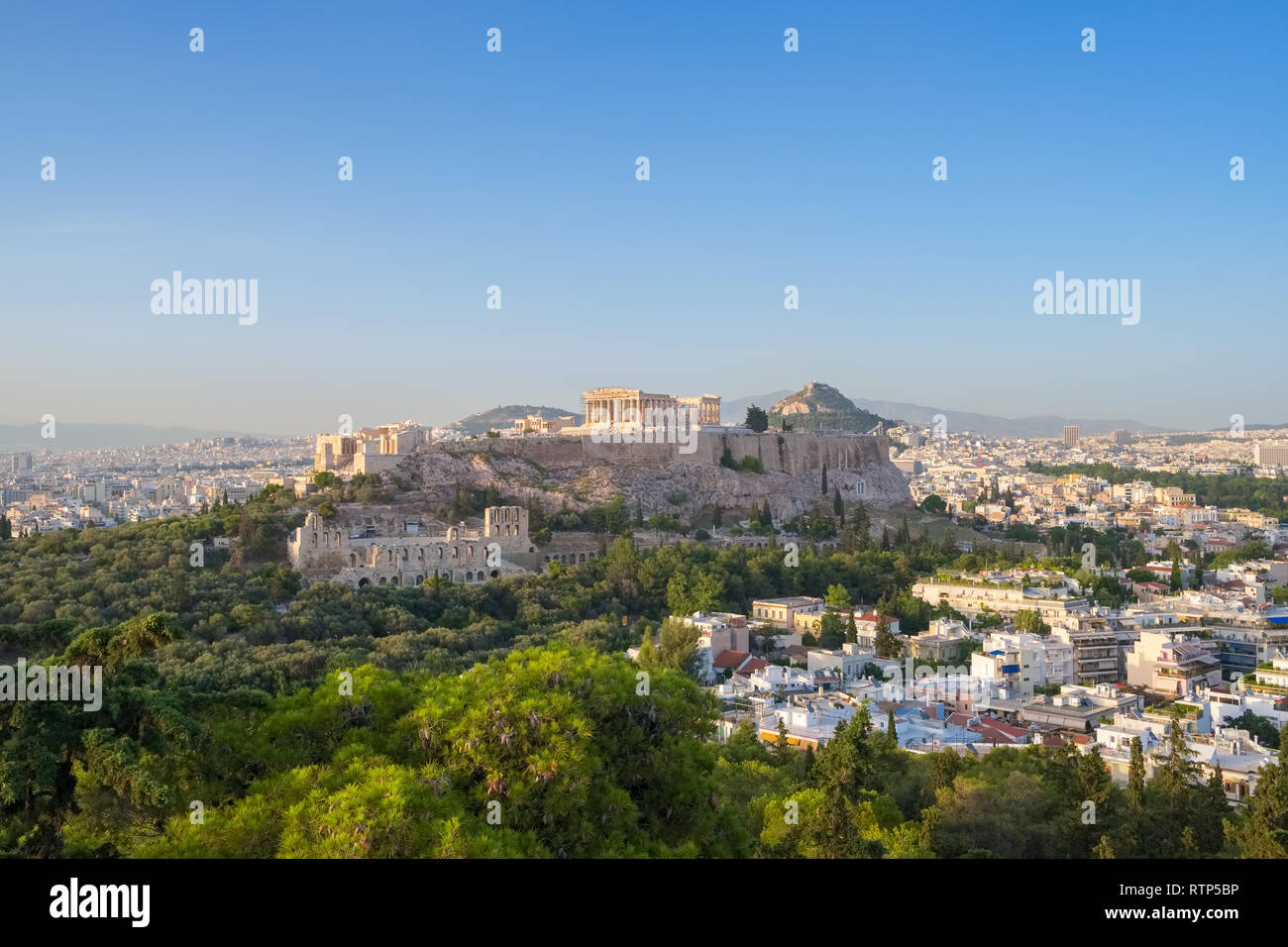 Avec l'Acropole et le Parthénon théâtre Herodion. Vue depuis la colline de Philopappou, Athènes, Grèce. Banque D'Images