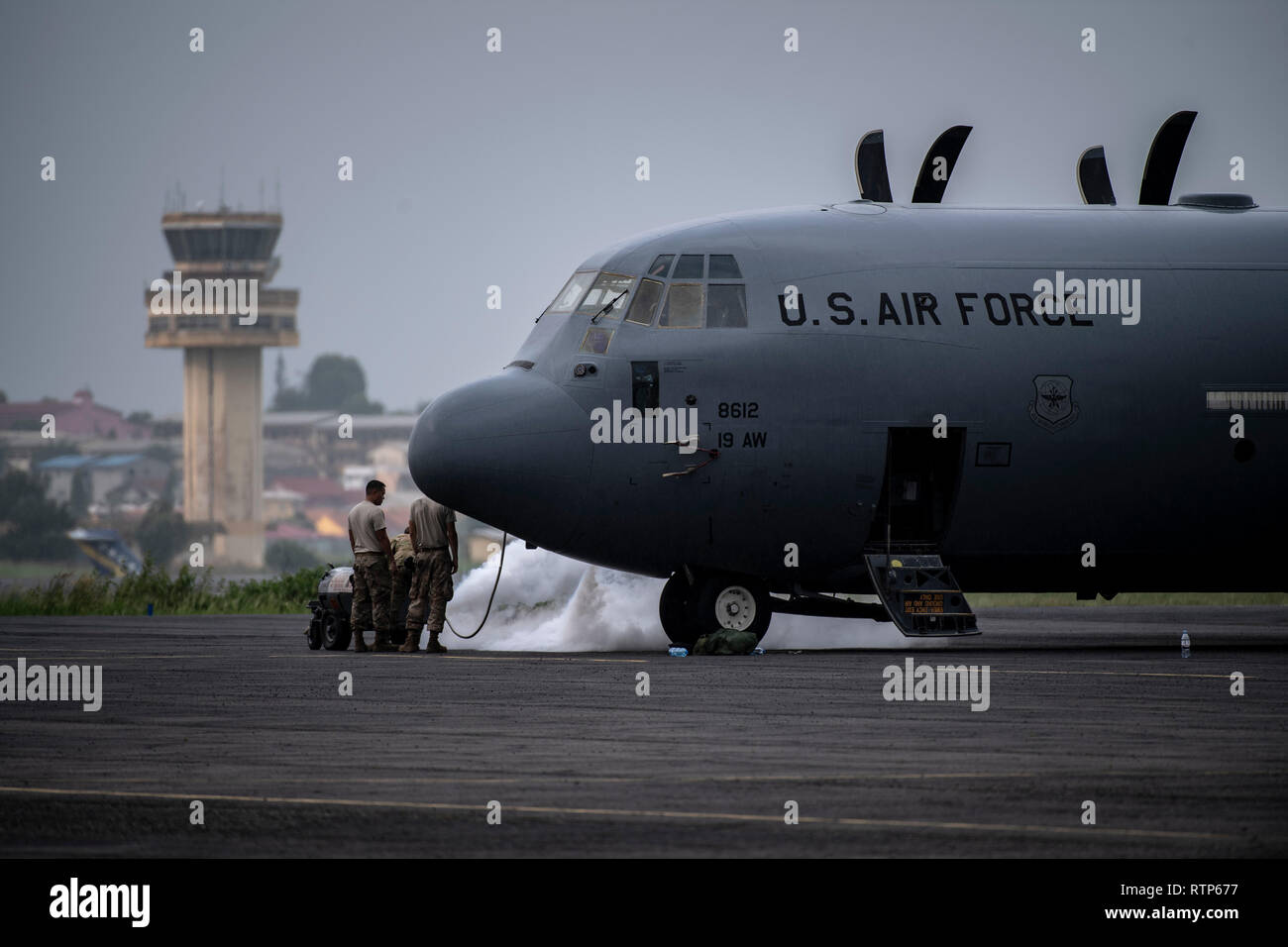 Les responsables de l'US Air Force affectée à la 75e Escadron de transport aérien expéditionnaire, déployées à l'appui de l'intervention conjointe combinée Force-Horn de l'Afrique, un service C-130J Hercules avec l'oxygène liquide à Libreville, Gabon, le 6 janvier 2019. Le 75e prend en charge EAS Combined Joint Task Force - Corne de l'Afrique (CJTF-HOA) avec les évacuations sanitaires, les secours en cas de catastrophe humanitaire, et les opérations de largage. (U.S. Air Force photo par TSgt Chris Hibben) Banque D'Images