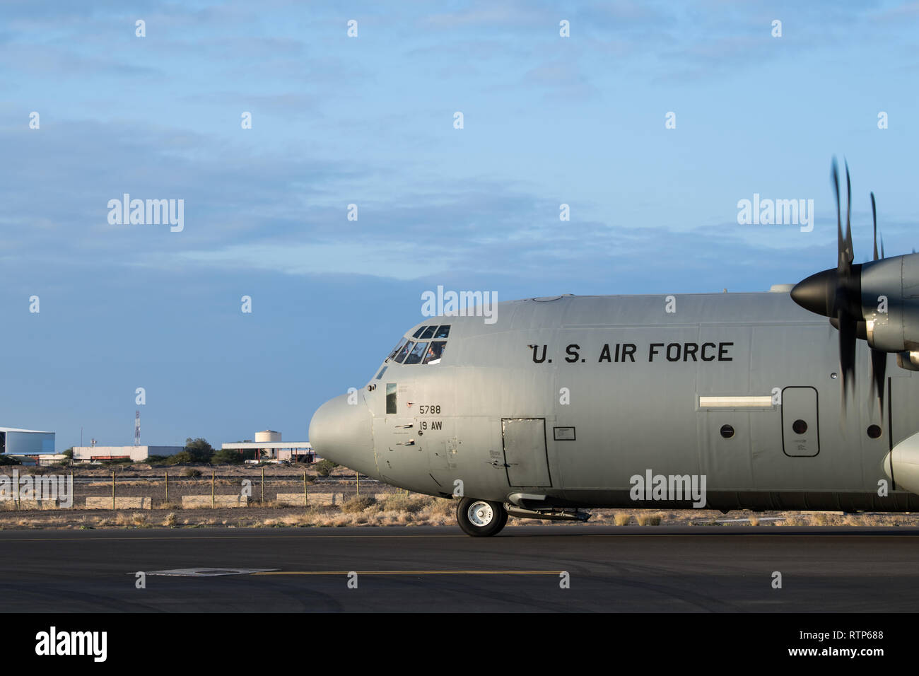 Un U.S. Air Force C-130J Hercules affecté à la 75e (75e Escadron de transport aérien expéditionnaire EAS) Départ pour Libreville, au Gabon, au Camp Lemonnier, Djibouti, le 2 janvier 2019. Le 75e prend en charge EAS Combined Joint Task Force - Corne de l'Afrique avec les évacuations sanitaires, les secours en cas de catastrophe humanitaire, et les opérations de largage. (U.S. Photo de l'Armée de l'air par le sergent. Amy Picard) Banque D'Images