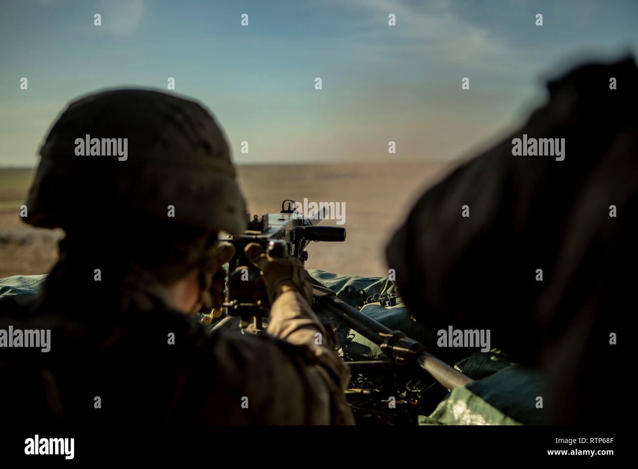 Une société avec des armes des Marines des États-Unis, 3e Bataillon, 4e Marines, attaché à but spécial air-sol marin crise Response-Central Task Force, commande un feu M2 Browning .50 Cal. machine gun au cours de l'entraînement au tir réel en Asie du Sud-Ouest, le 5 février, 2019. SPMAGTF-CR-CC est une force de réaction rapide, travaillant par, avec et par les forces des partenaires pour vaincre ISIS. (U.S. Marine Corps photo par le Sgt. Justin Huffty) Banque D'Images