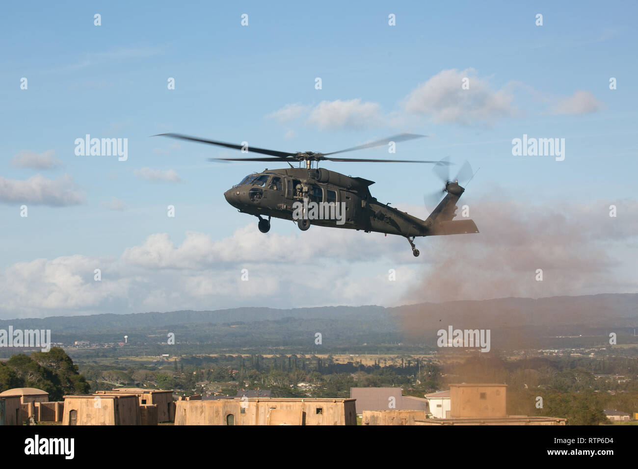 L'armée américaine d'hélicoptères UH-60 Black Hawk attribué à 3e Bataillon, 25e Régiment d'aviation, d'évacuation médicale aérienne fournit aux soldats affectés au 209e Bataillon de soutien à l'Aviation, 25e Brigade d'aviation de combat, au cours de la simulation d'un événement de formation un grand nombre de blessés, Schofield Barracks, Missouri, le 28 février 2019. La formation fait partie d'un vaste exercice visant à fournir aux soldats un scénario de formation réalistes en vue d'en accroître l'état de préparation d'une unité. (U.S. Photo de l'armée par le Sgt. Ryan Jenkins) Banque D'Images