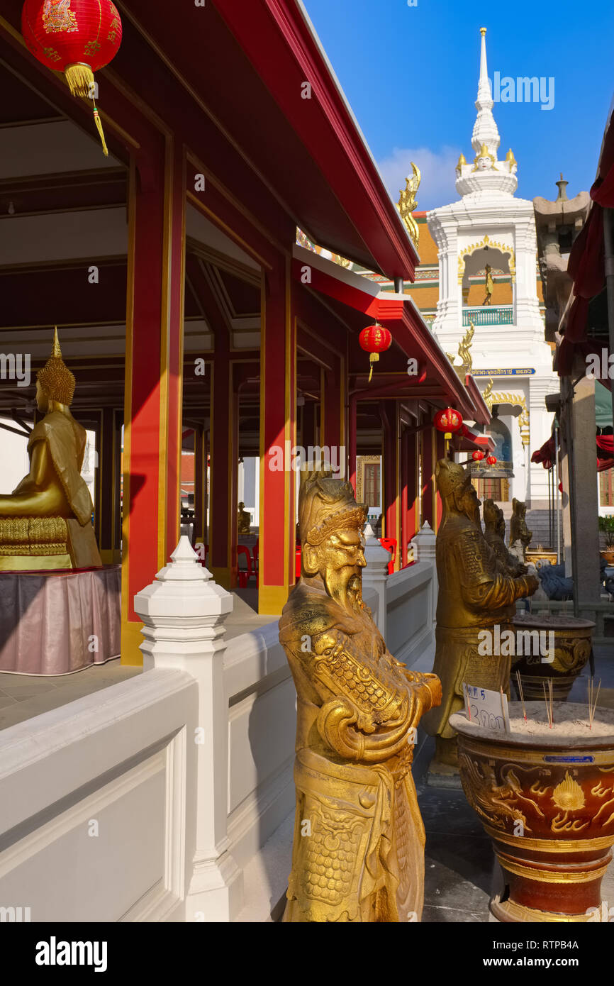 Avant : une statue chinoise d'or dans le parc de Wat Kalayanmit, Thonburi, Bangkok, Thaïlande Banque D'Images