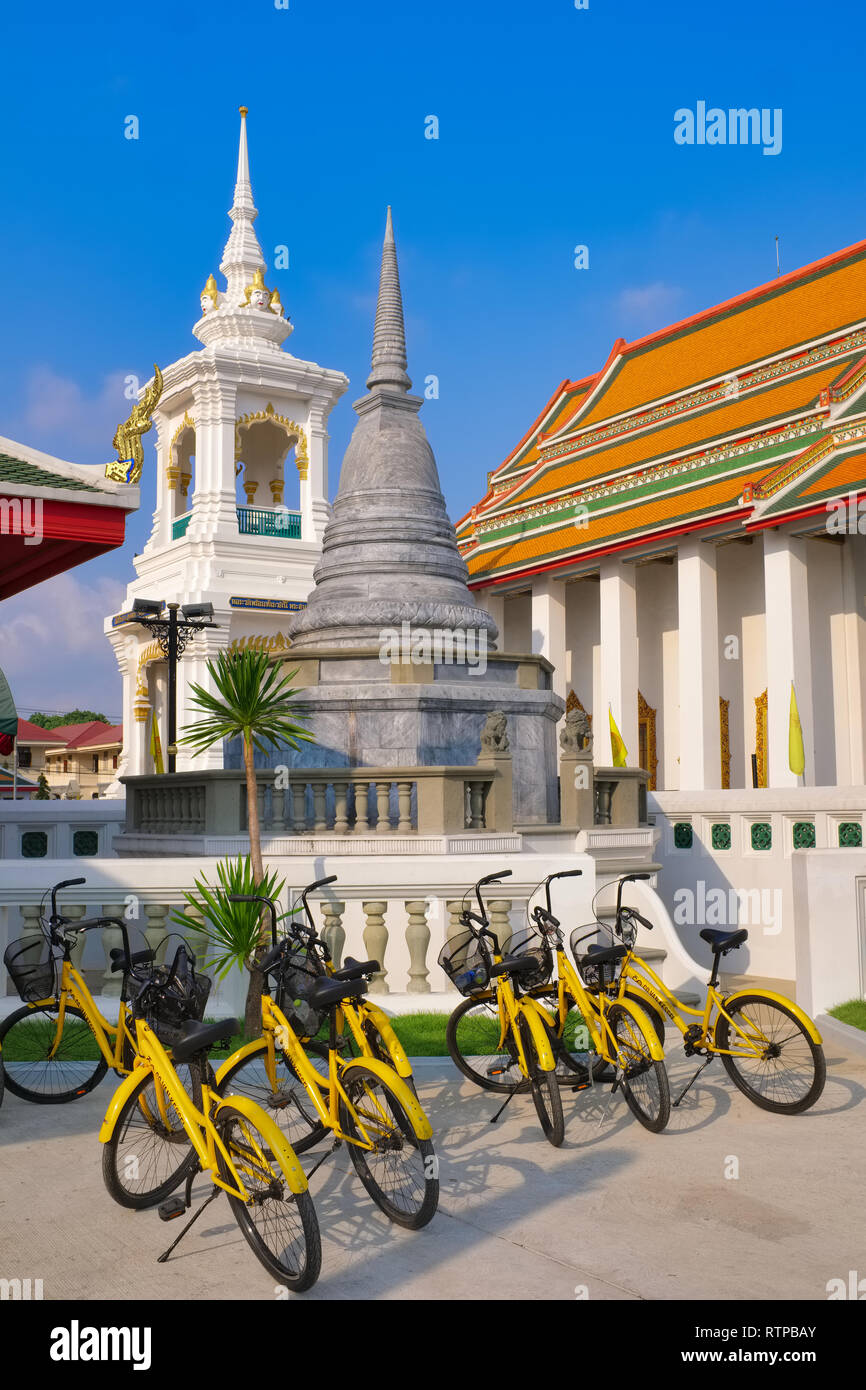Les vélos de location un tour operator en raison de Wat Kalayanamit, Thonburi, Bangkok, Thaïlande Banque D'Images
