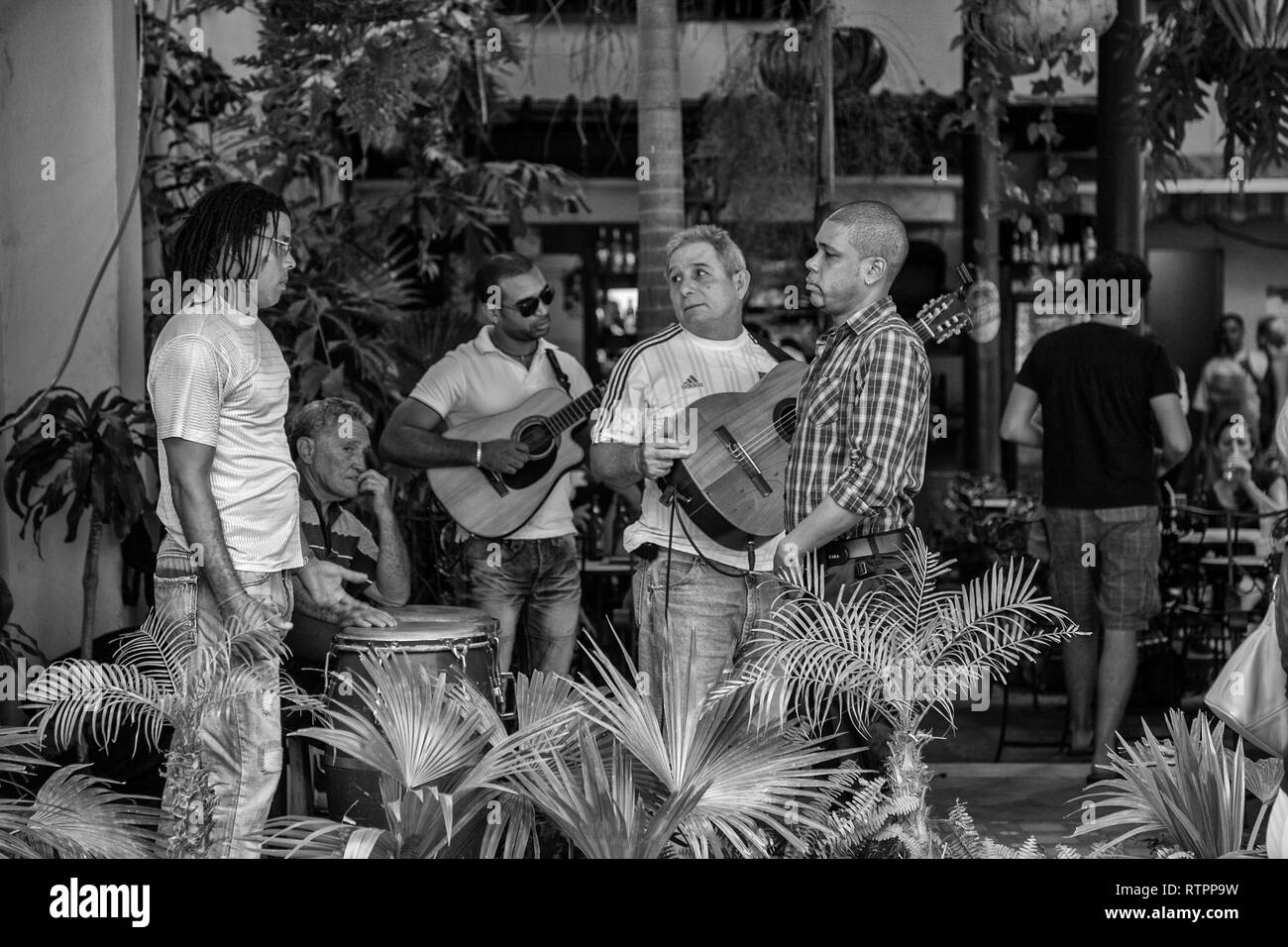 La Havane, Cuba - 06 janvier 2013 : une vue sur les rues de la ville avec des cubains. Des musiciens de rue prennent une pause. Banque D'Images