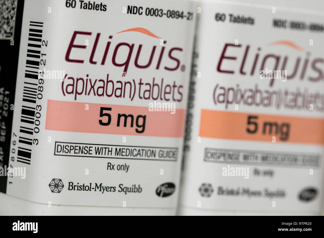 Bouteilles d'ELIQUIS (Apixaban) les produits pharmaceutiques sur ordonnance photographié dans une pharmacie. Banque D'Images