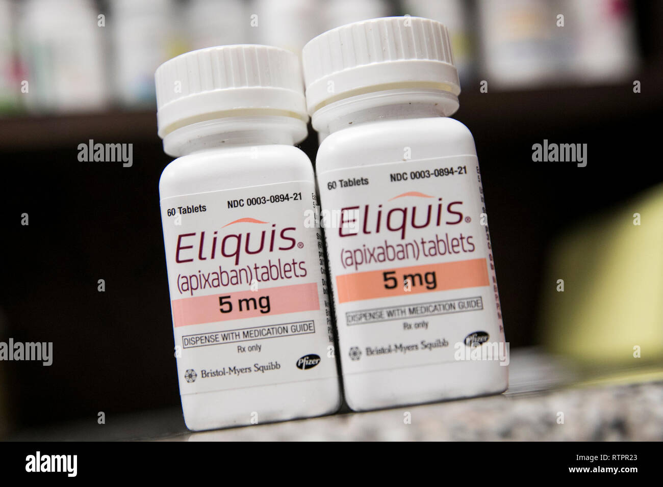 Bouteilles d'ELIQUIS (Apixaban) les produits pharmaceutiques sur ordonnance photographié dans une pharmacie. Banque D'Images