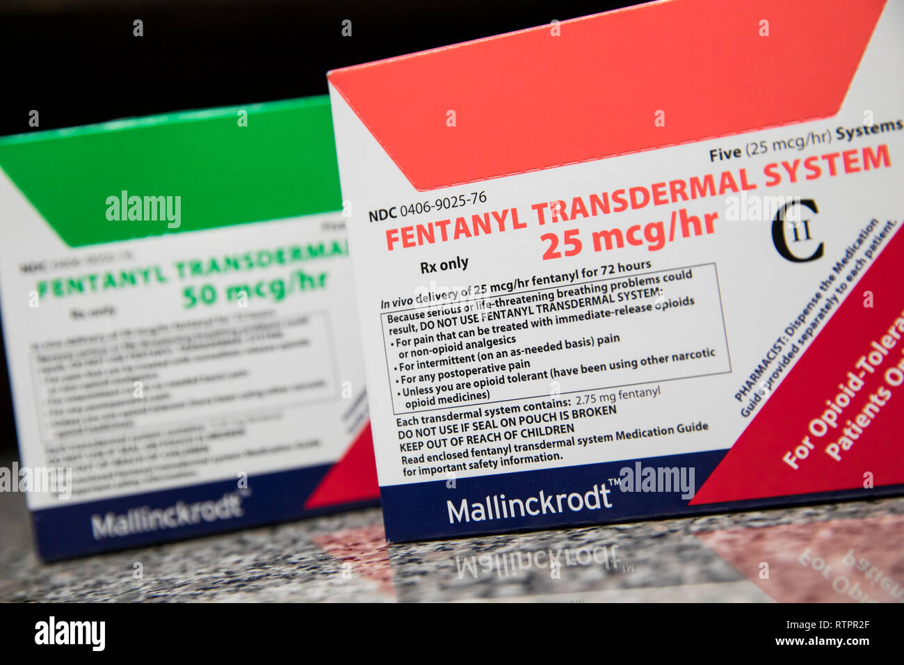 Les emballages de produits pharmaceutiques sur ordonnance Fentanyl photographié dans une pharmacie. Banque D'Images