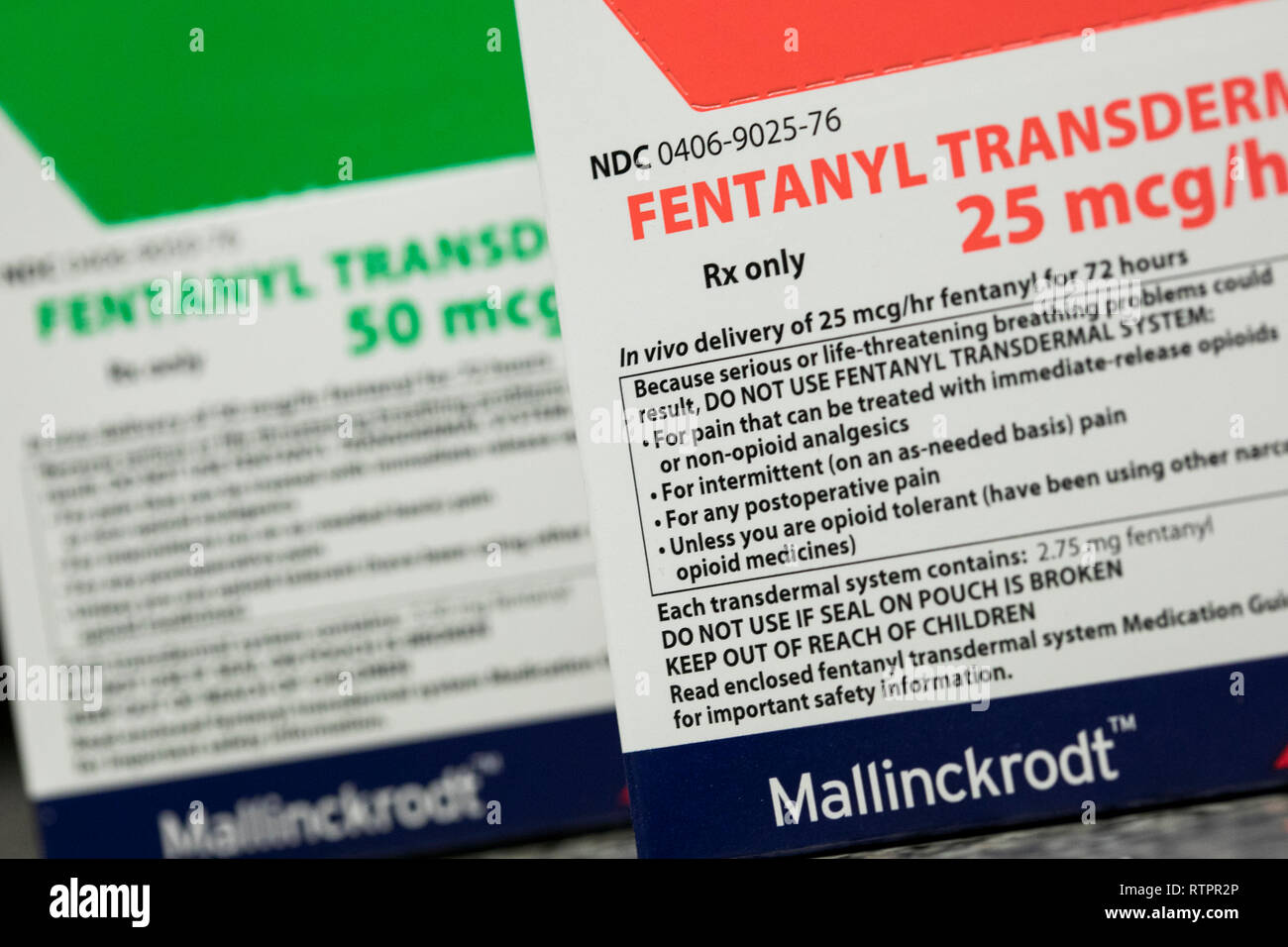 Les emballages de produits pharmaceutiques sur ordonnance Fentanyl photographié dans une pharmacie. Banque D'Images