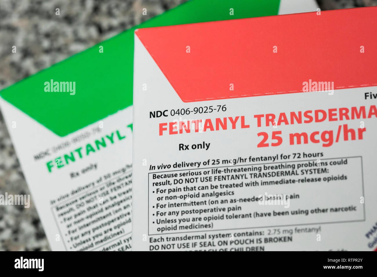 Les emballages de produits pharmaceutiques sur ordonnance Fentanyl photographié dans une pharmacie. Banque D'Images