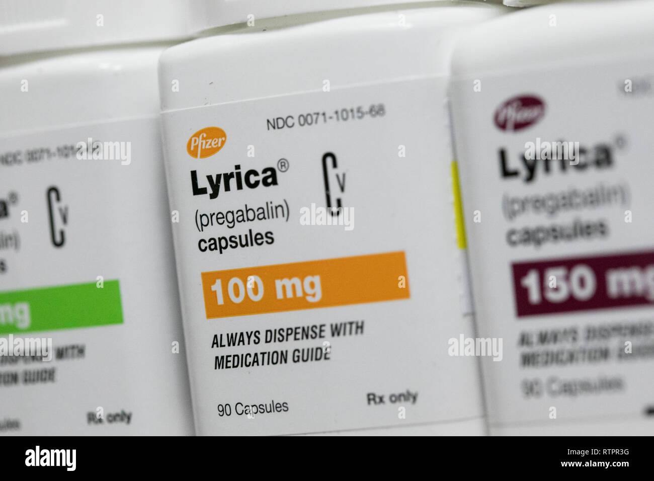 Bouteilles de Lyrica (prégabaline) les produits pharmaceutiques sur ordonnance photographié dans une pharmacie. Banque D'Images