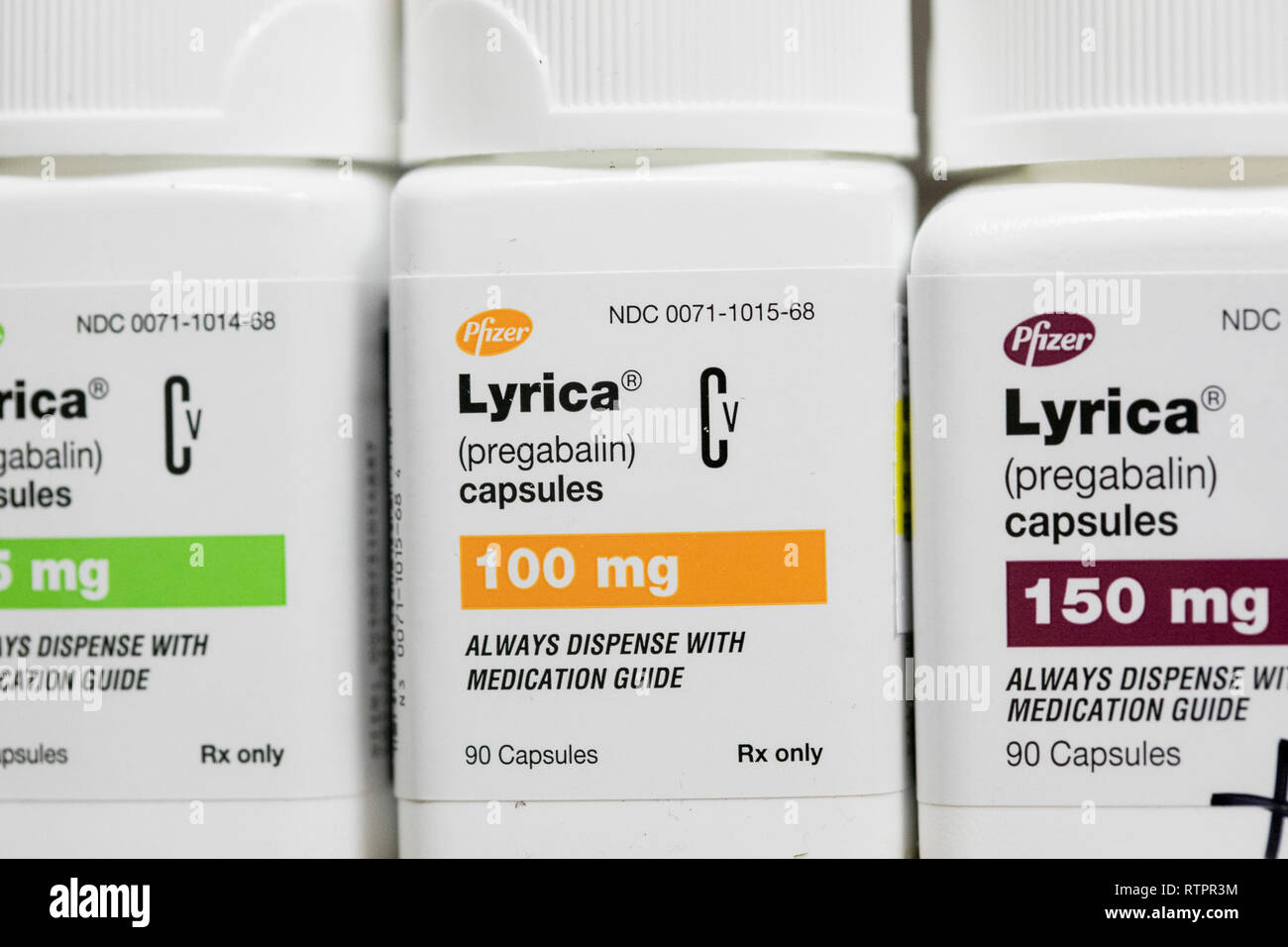Bouteilles de Lyrica (prégabaline) les produits pharmaceutiques sur ordonnance photographié dans une pharmacie. Banque D'Images