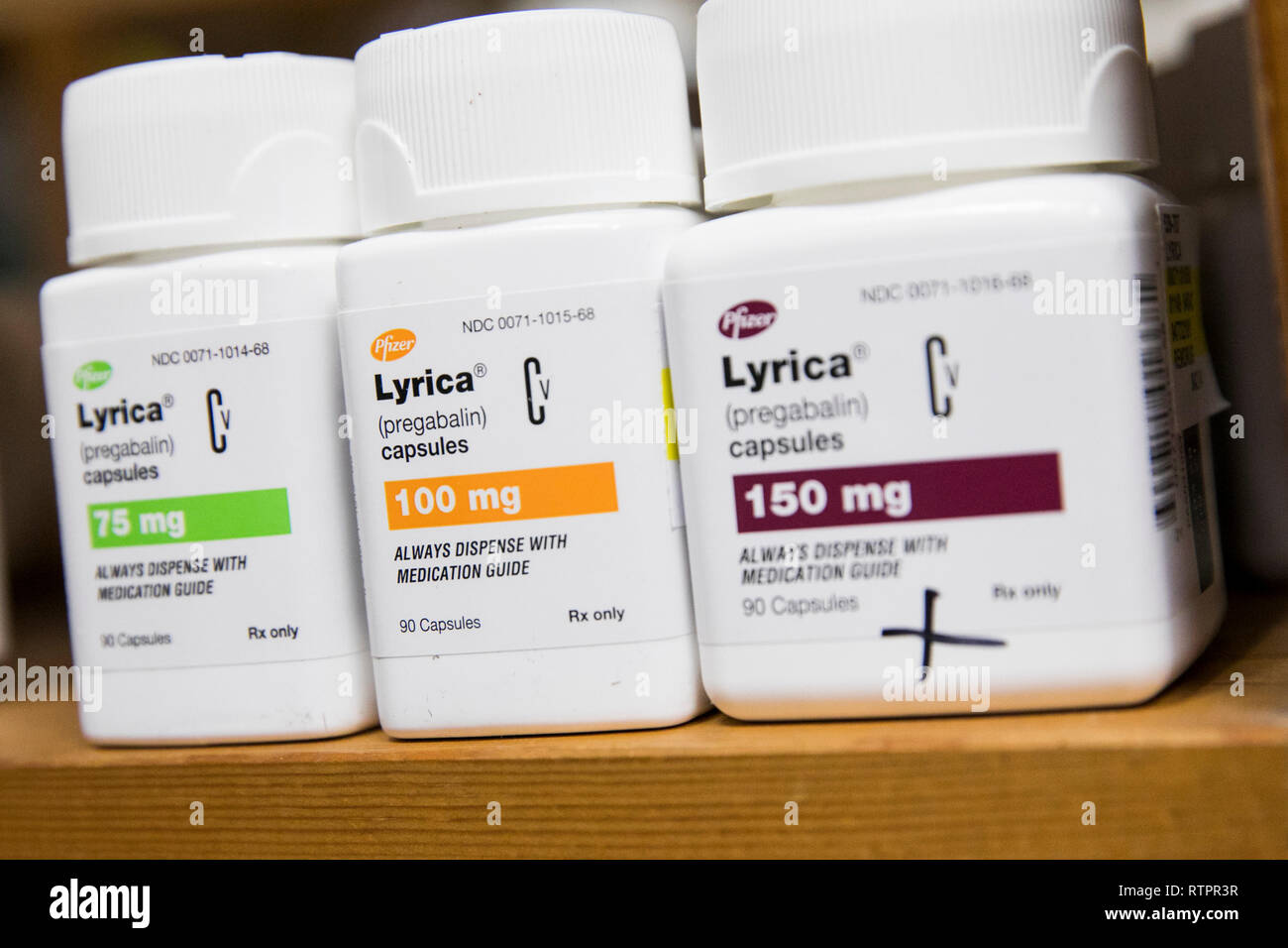 Bouteilles de Lyrica (prégabaline) les produits pharmaceutiques sur ordonnance photographié dans une pharmacie. Banque D'Images