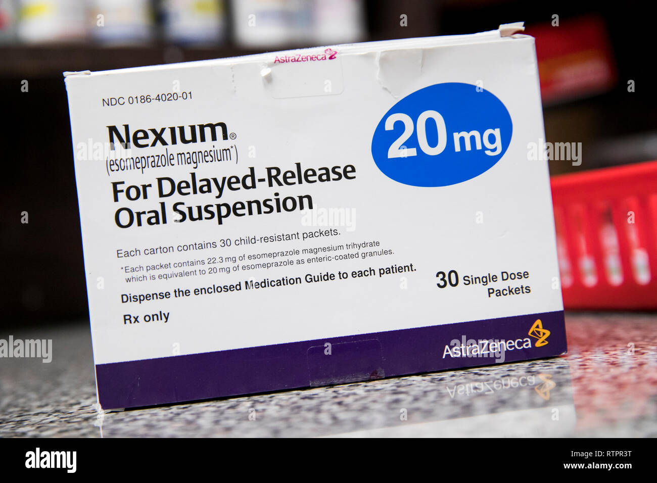 Un paquet de Nexium (esoméprazole) les produits pharmaceutiques sur ordonnance photographié dans une pharmacie. Banque D'Images