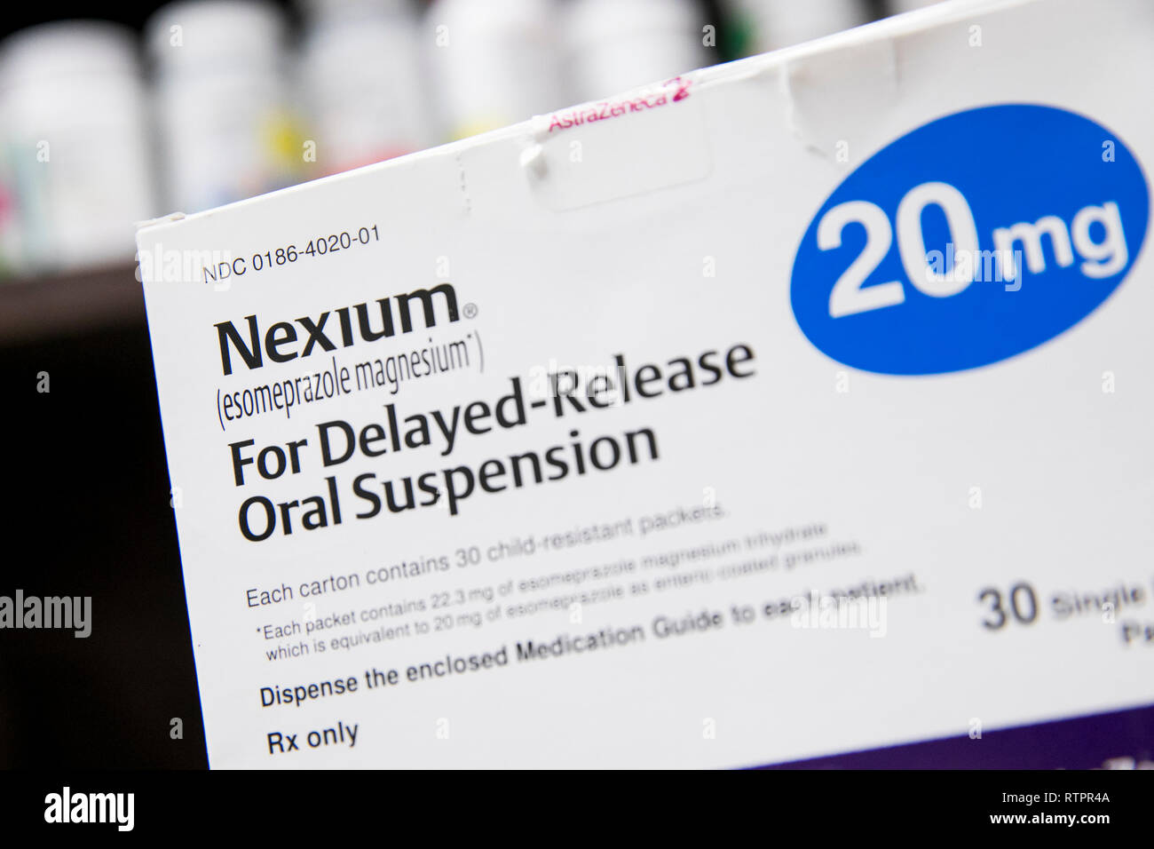 Un paquet de Nexium (esoméprazole) les produits pharmaceutiques sur ordonnance photographié dans une pharmacie. Banque D'Images