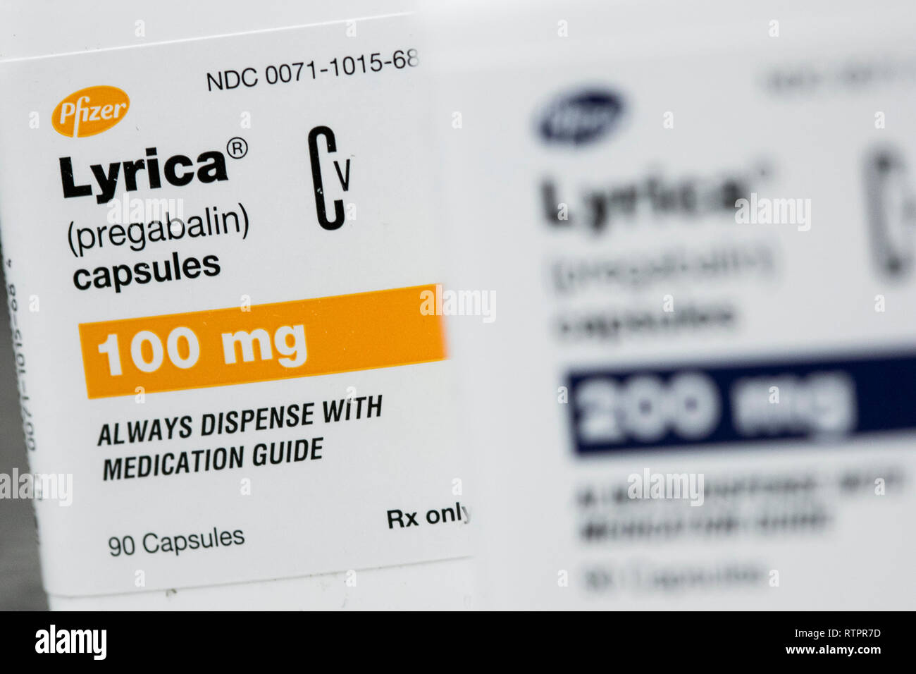 Bouteilles de Lyrica (prégabaline) les produits pharmaceutiques sur ordonnance photographié dans une pharmacie. Banque D'Images