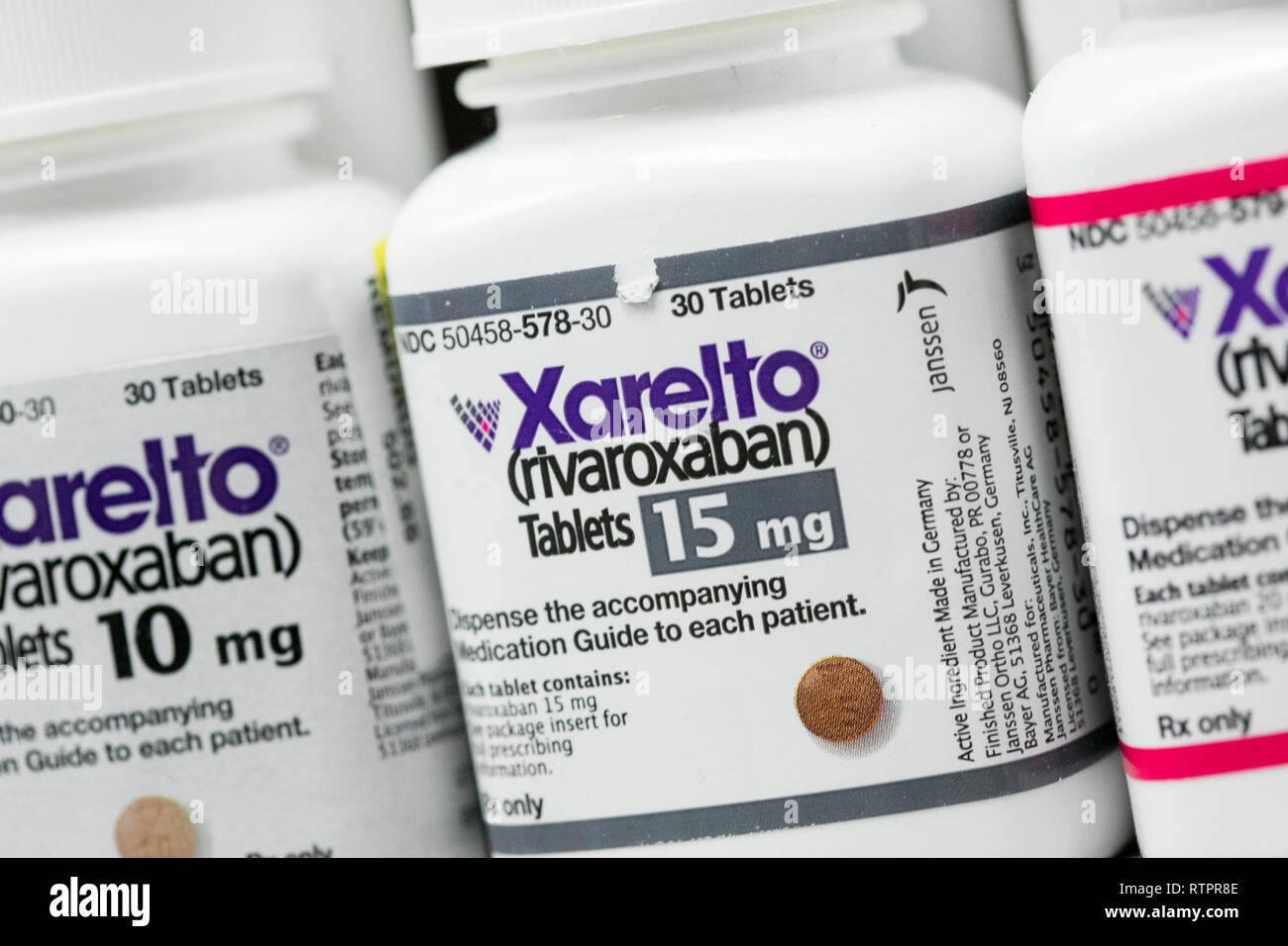 Bouteilles de Xarelto (rivaroxaban) les produits pharmaceutiques sur ordonnance photographié dans une pharmacie. Banque D'Images