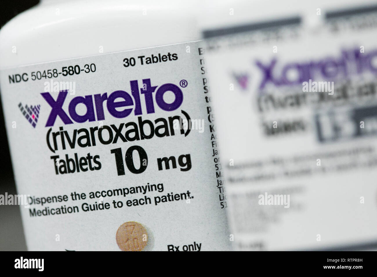 Bouteilles de Xarelto (rivaroxaban) les produits pharmaceutiques sur ordonnance photographié dans une pharmacie. Banque D'Images