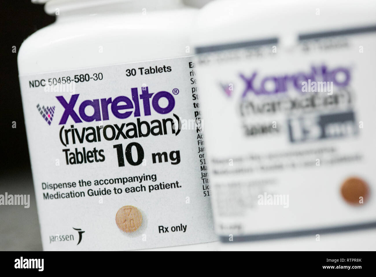 Bouteilles de Xarelto (rivaroxaban) les produits pharmaceutiques sur ordonnance photographié dans une pharmacie. Banque D'Images