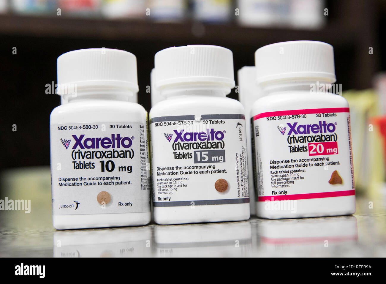 Bouteilles de Xarelto (rivaroxaban) les produits pharmaceutiques sur ordonnance photographié dans une pharmacie. Banque D'Images
