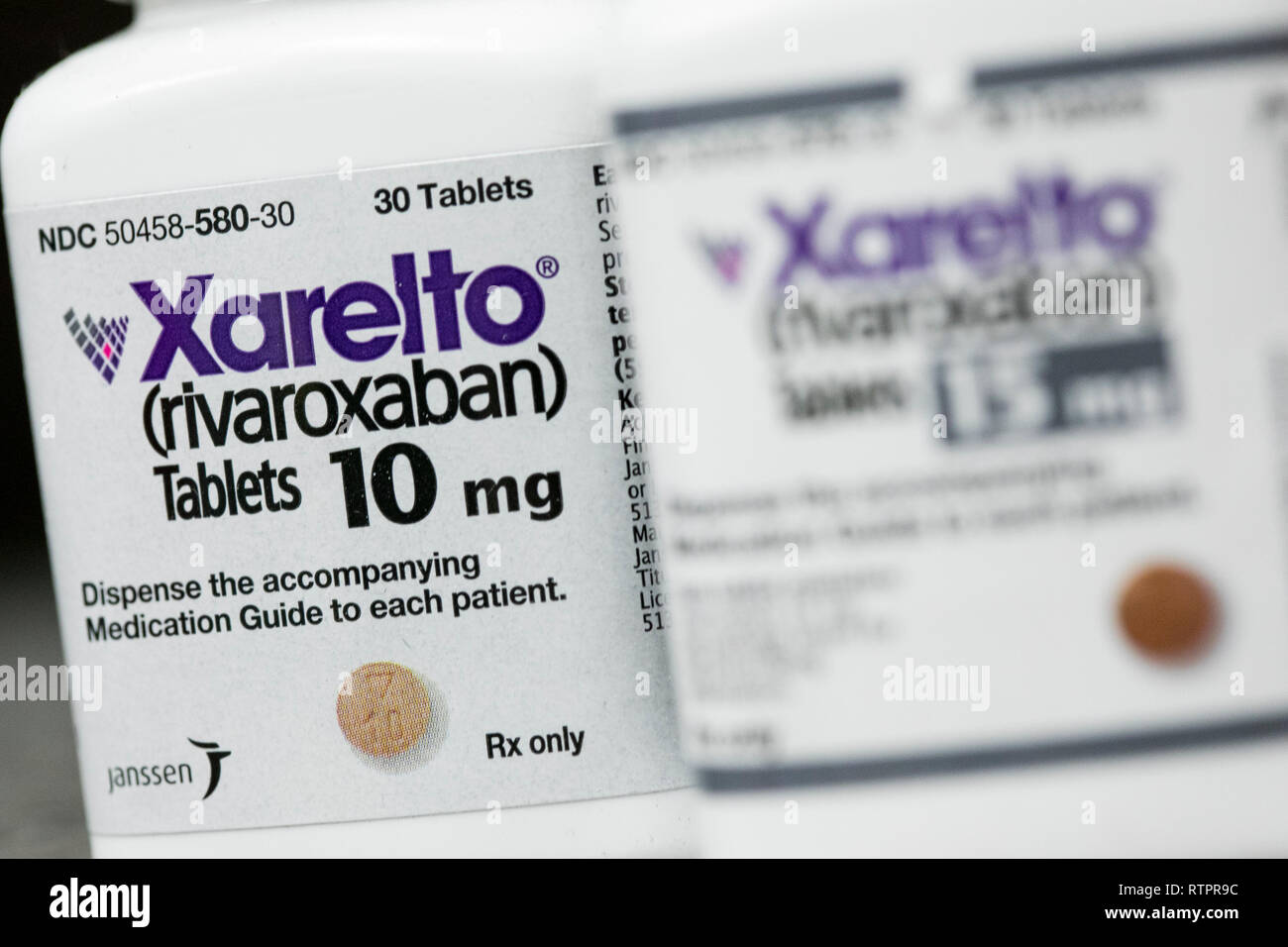 Bouteilles de Xarelto (rivaroxaban) les produits pharmaceutiques sur ordonnance photographié dans une pharmacie. Banque D'Images