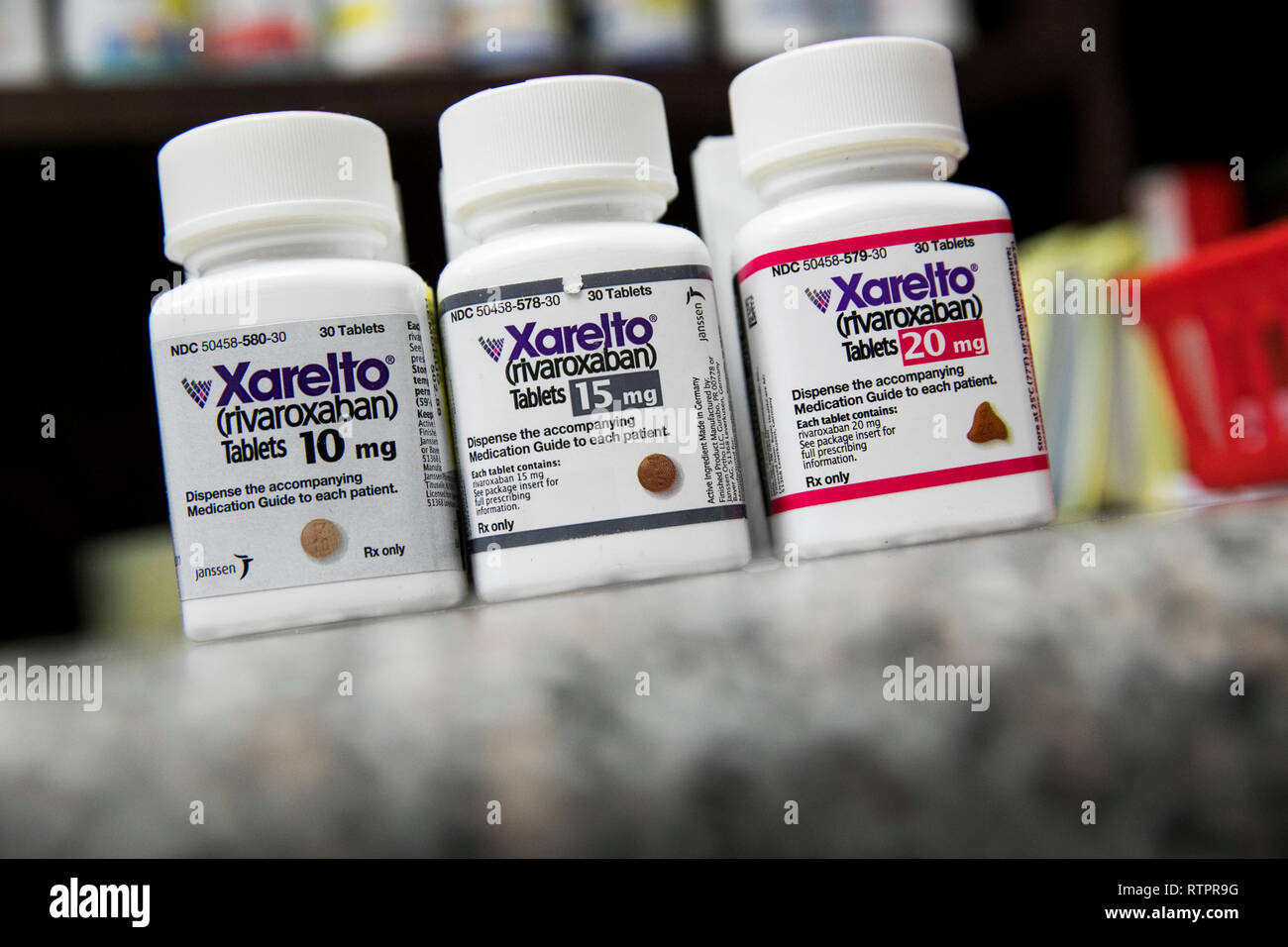 Bouteilles de Xarelto (rivaroxaban) les produits pharmaceutiques sur ordonnance photographié dans une pharmacie. Banque D'Images