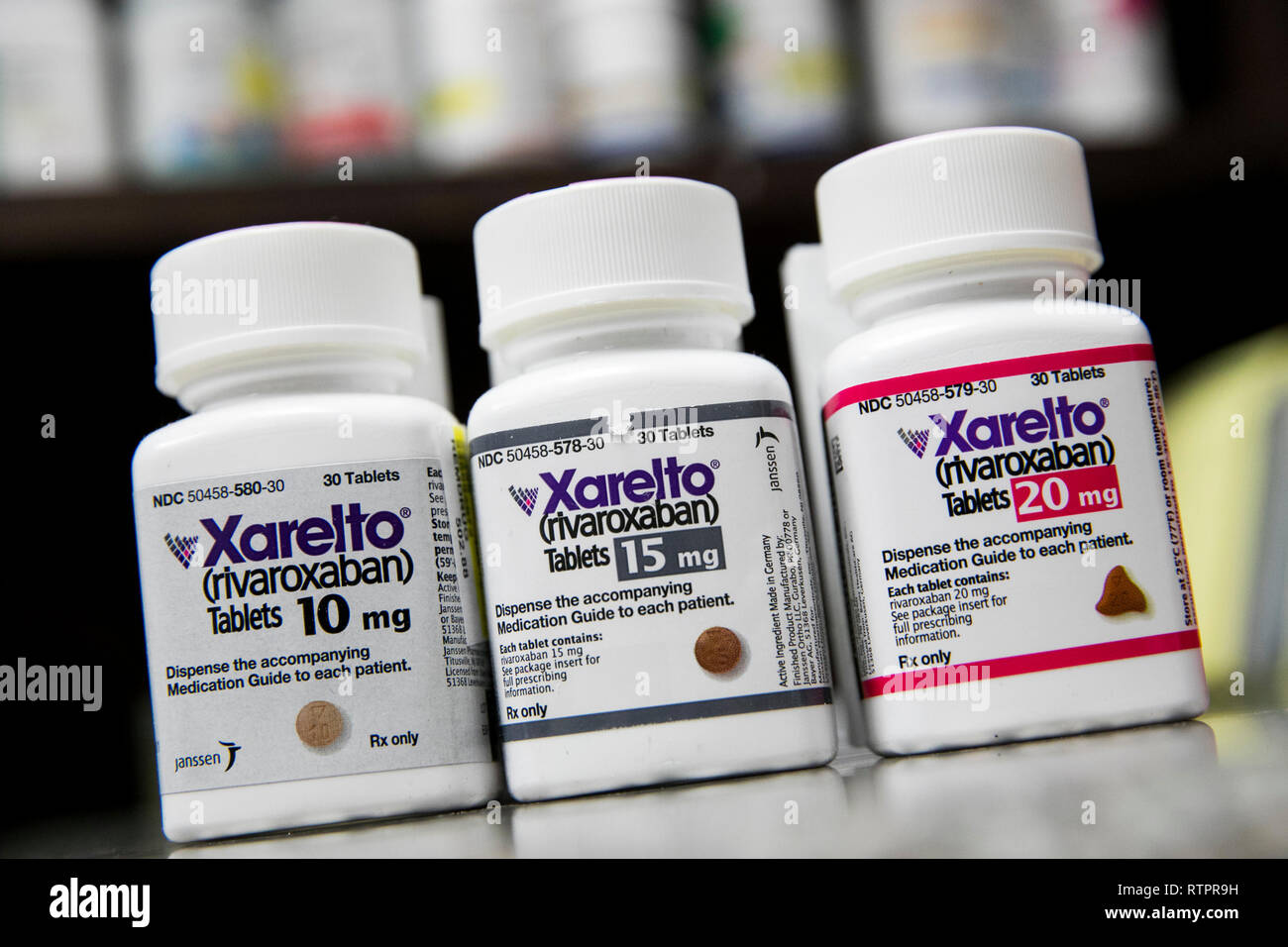 Bouteilles de Xarelto (rivaroxaban) les produits pharmaceutiques sur ordonnance photographié dans une pharmacie. Banque D'Images