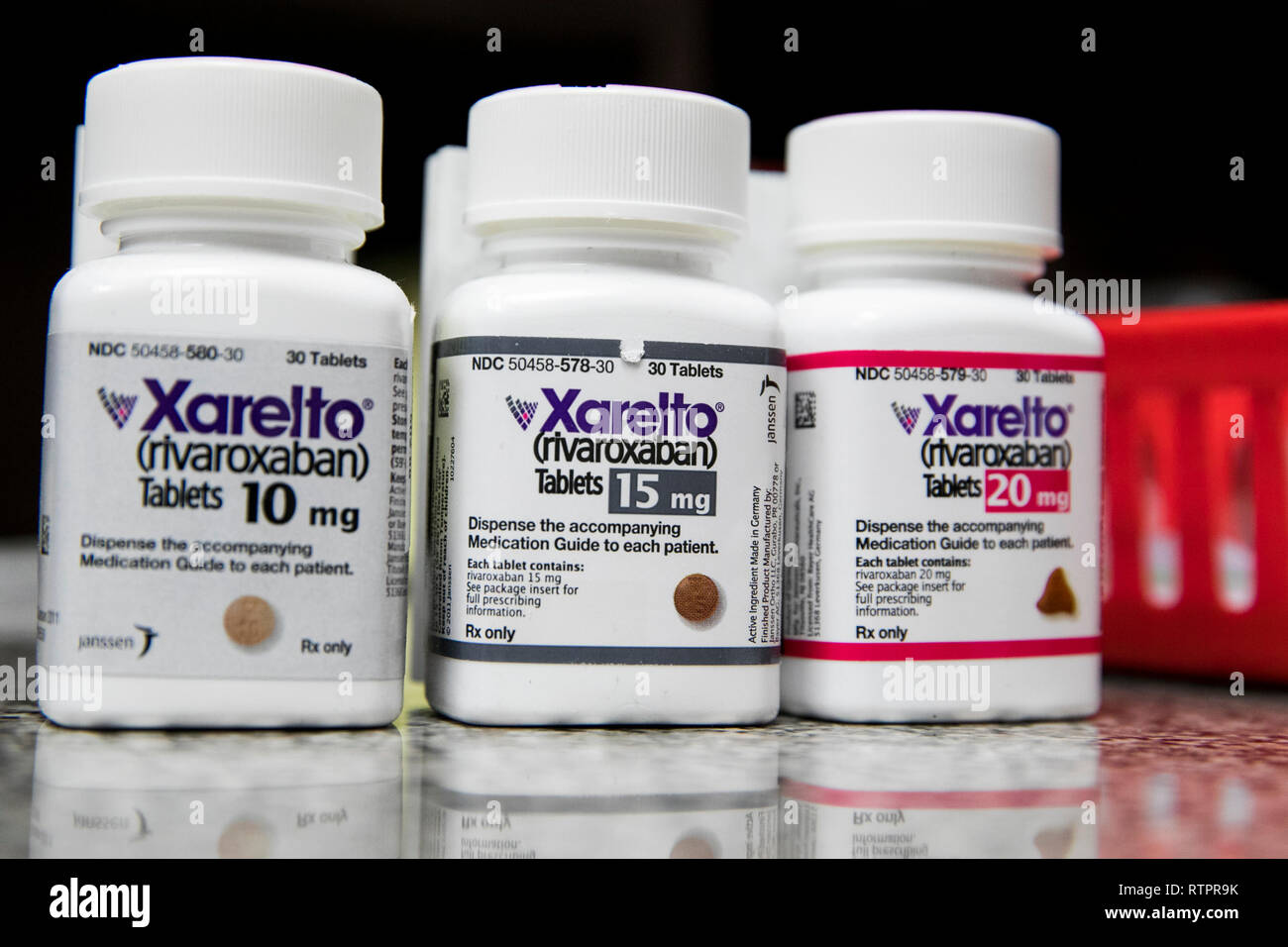 Bouteilles de Xarelto (rivaroxaban) les produits pharmaceutiques sur ordonnance photographié dans une pharmacie. Banque D'Images