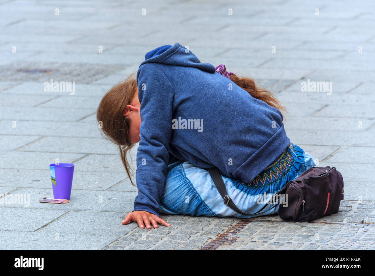 Femme mendiant Herrengasse à Graz, en Autriche. Mendiants travaillent dans les magasins les plus populaires et sites touristiques de la vieille ville de Graz Banque D'Images