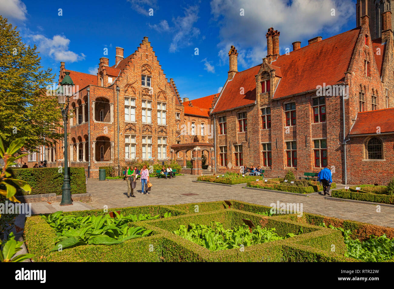 25 Septembre 2018 : Bruges, Belgique - Les gens se promener dans la cour de la cité médiévale l'hôpital St Jean de Bruges, Belgique, sur une magnifique journée d'automne Banque D'Images