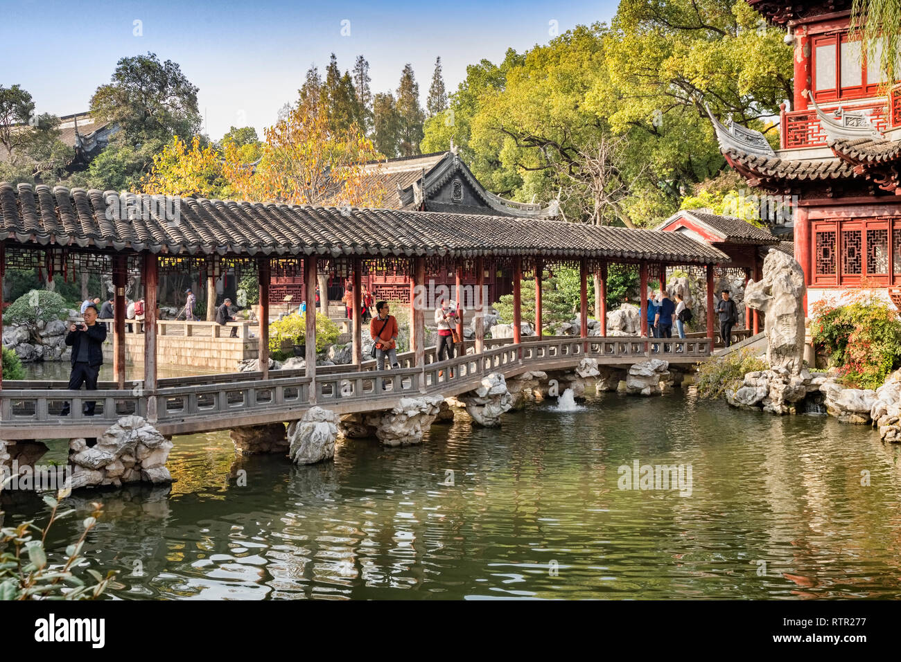 29 Novembre 2018 : Shanghai, Chine - Le couloir de l'eau de Jade pont sur un lac dans le Jardin Yu, une partie de la vieille ville de Shanghai. Banque D'Images