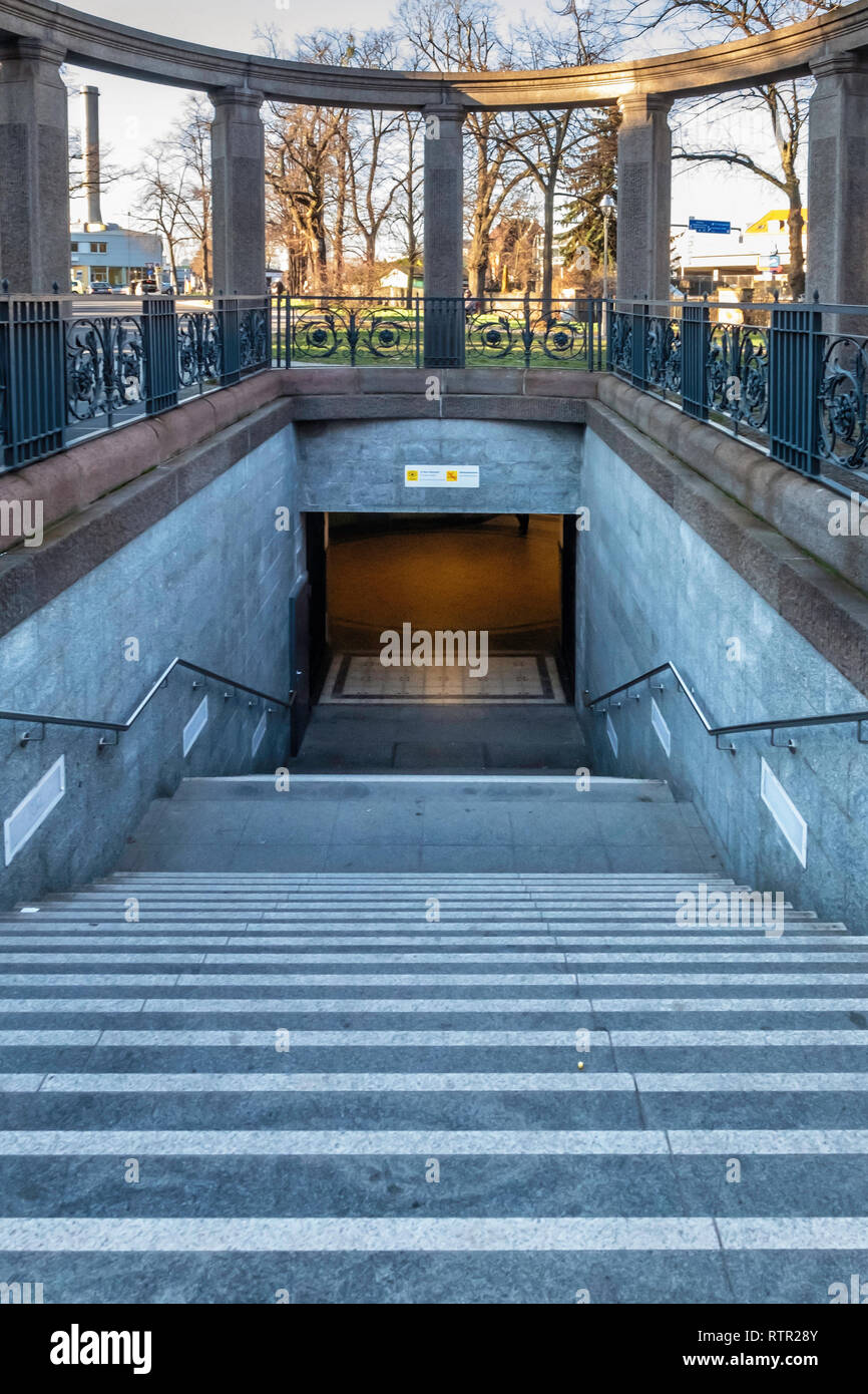 Berlin Wilmersdorf, Heidelberger Platz U-Bahn U3 de la station de métro. Grande entrée avec piliers en pierre et lumières. Banque D'Images