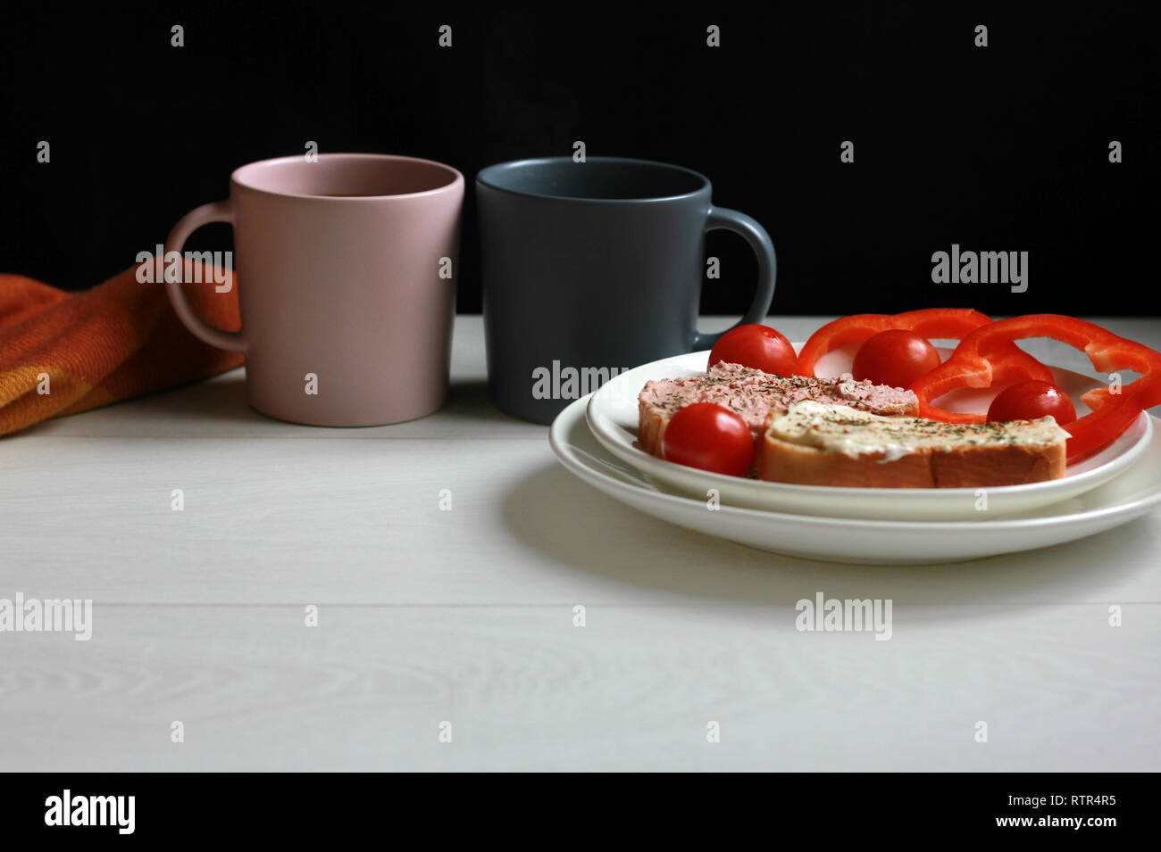 Petit-déjeuner des sandwiches et du café sur la table Banque D'Images