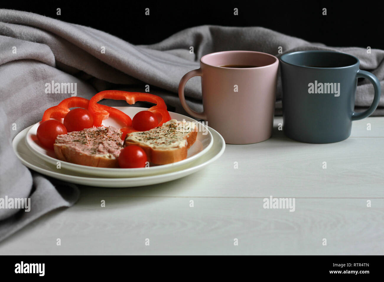 Petit-déjeuner des sandwiches et du café sur la table Banque D'Images