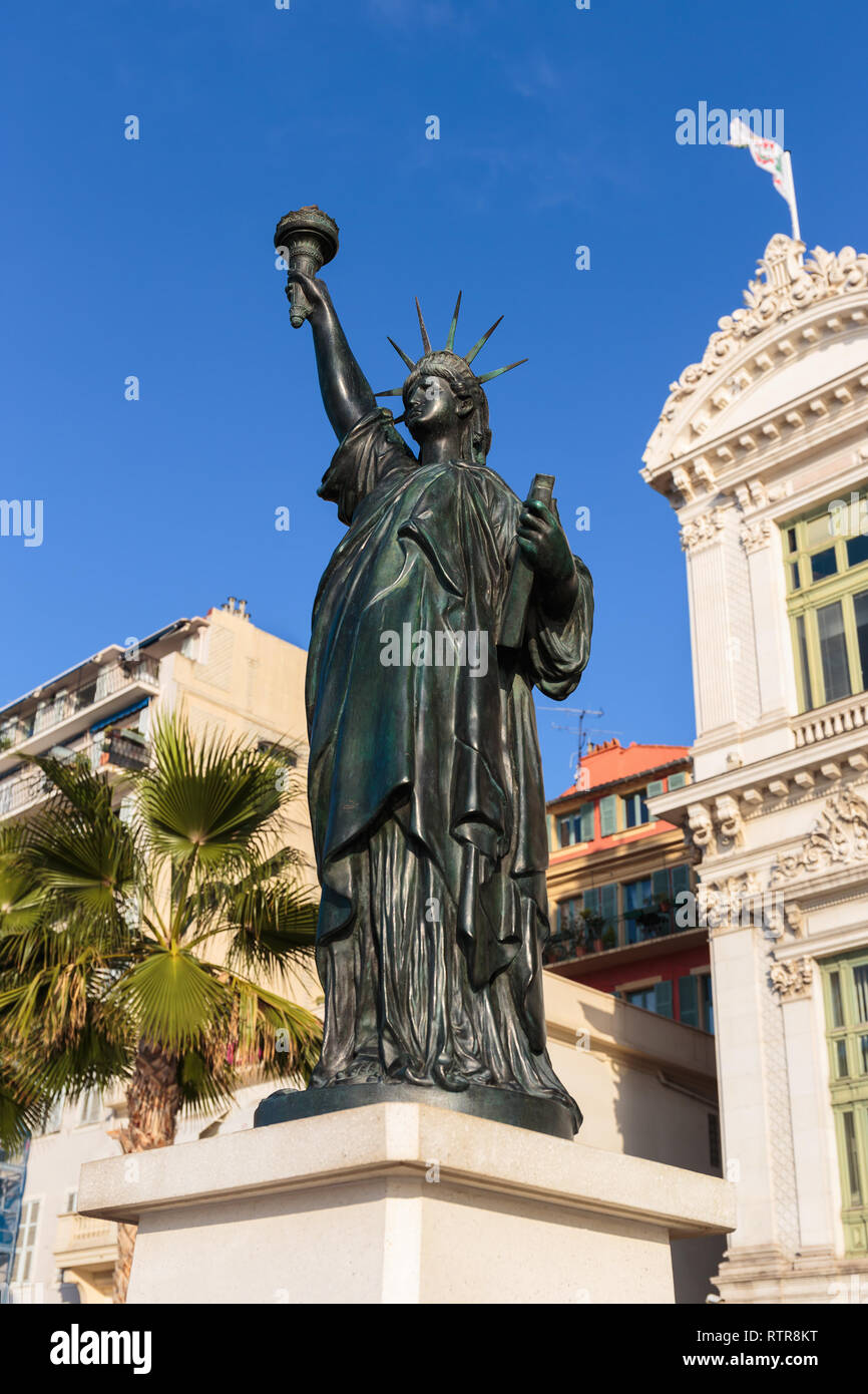 NICE, FRANCE - 30 octobre 2014 : Réplique de la Statue de la Liberté à New York, a dévoilé à Nice Banque D'Images