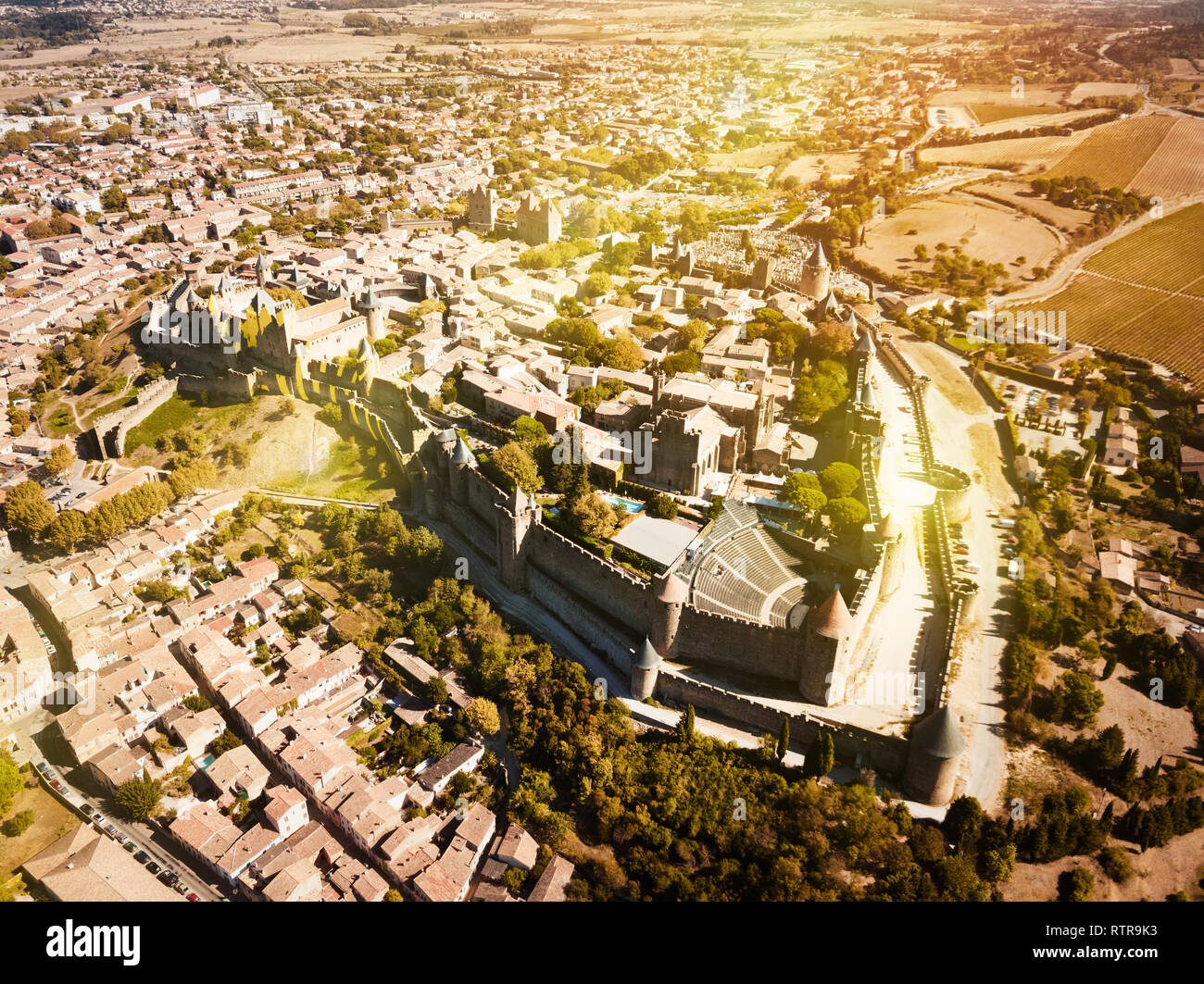 Vue aérienne de la ville fortifiée de Carcassonne avec citadelle médiévale en journée ensoleillée d'automne Banque D'Images