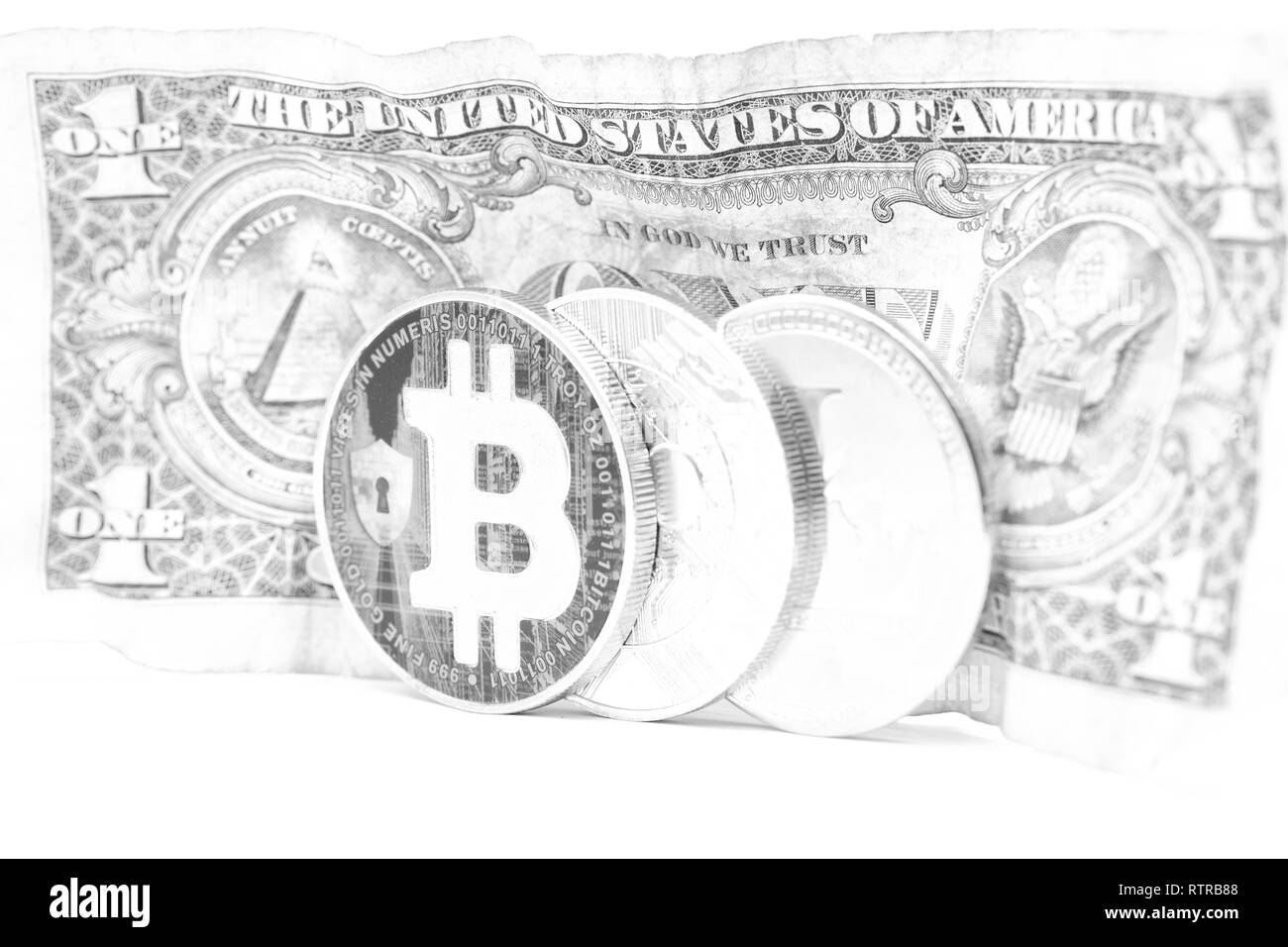 De l'argent dollar froissé floue et différents antécédents bitcoin comme concept de problème et avenir Banque D'Images