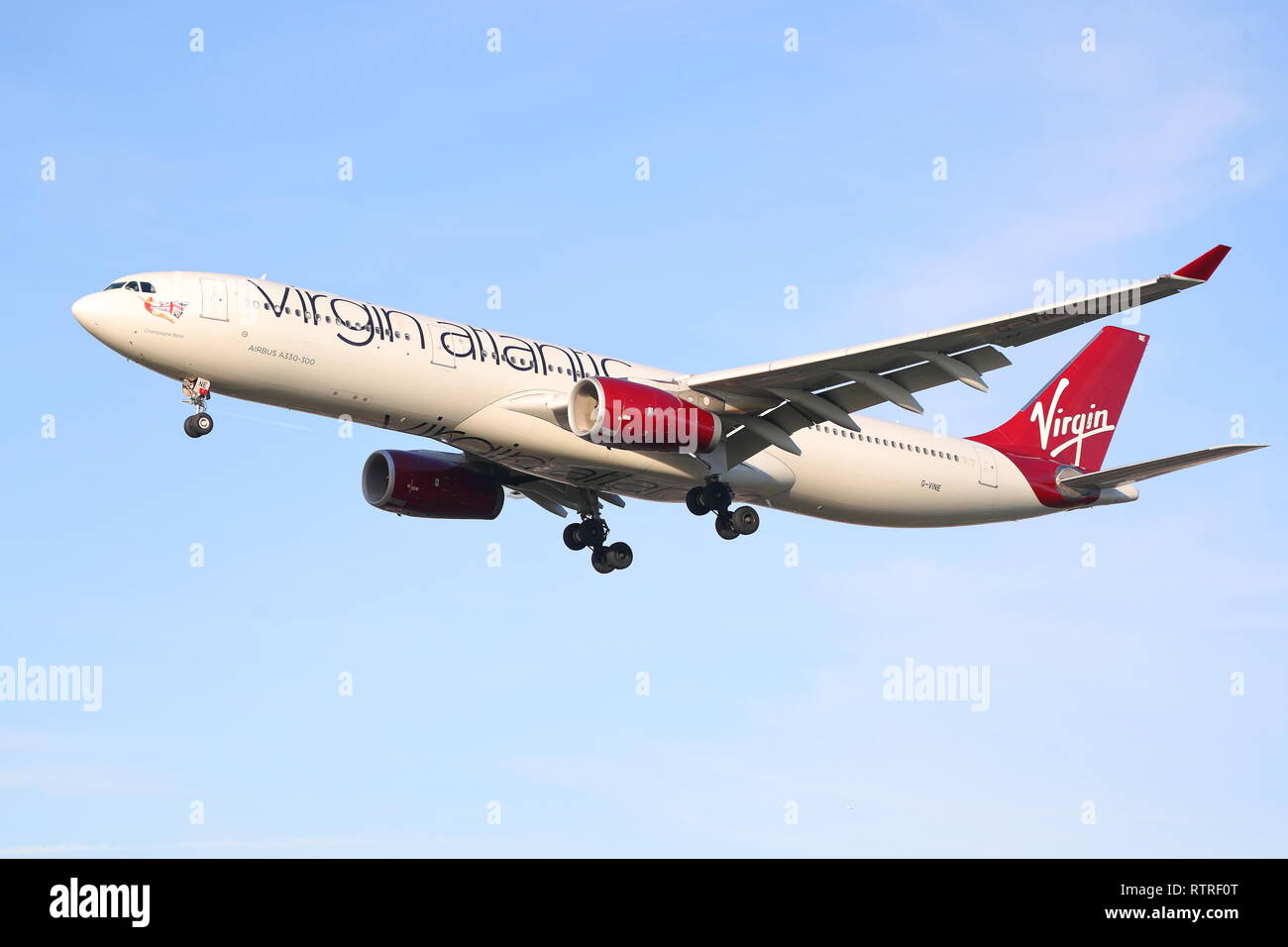 Virgin Atlantic Airbus A330 G-vine l'atterrissage à l'aéroport Heathrow de Londres, UK Banque D'Images