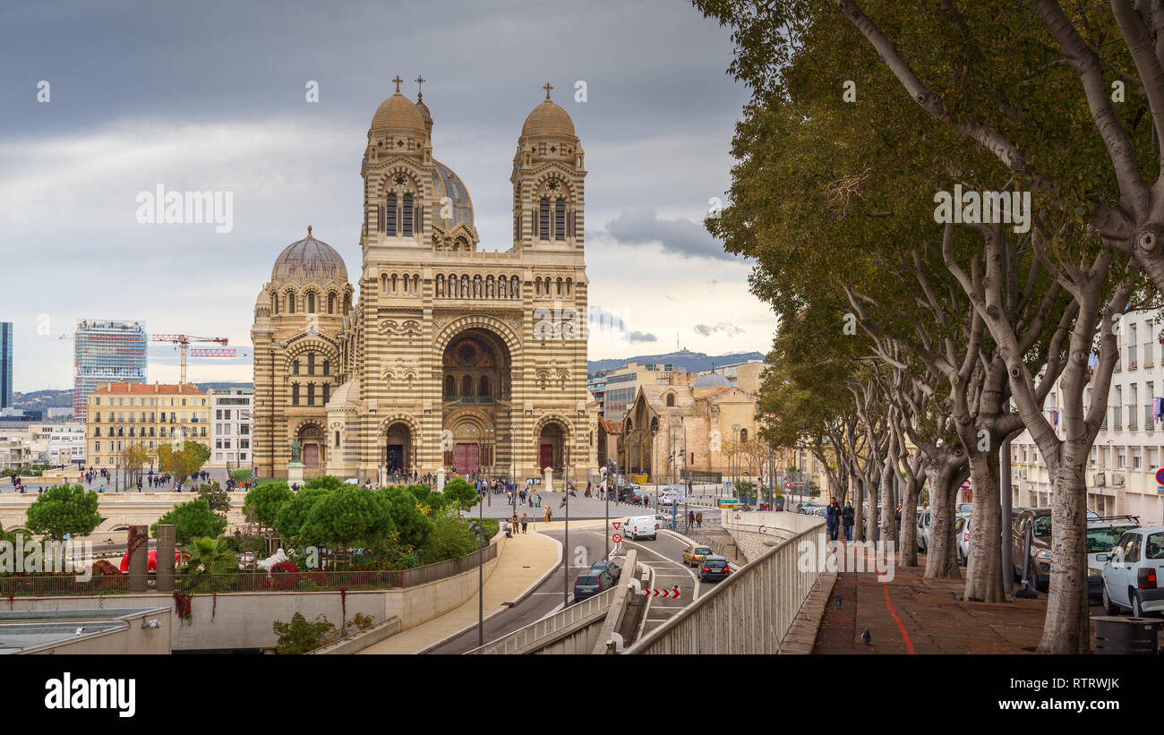 MARSEILLE, FRANCE - 10 novembre 2018 - La cathédrale de La Major avec les gens, les arbres et de trafic Banque D'Images