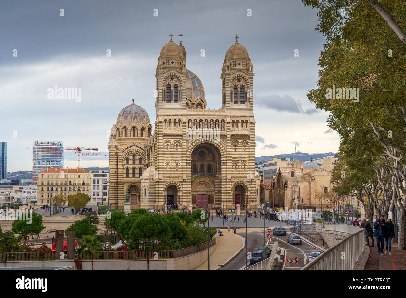 MARSEILLE, FRANCE - 10 novembre 2018 - La cathédrale de La Major avec les gens, les arbres et de trafic Banque D'Images