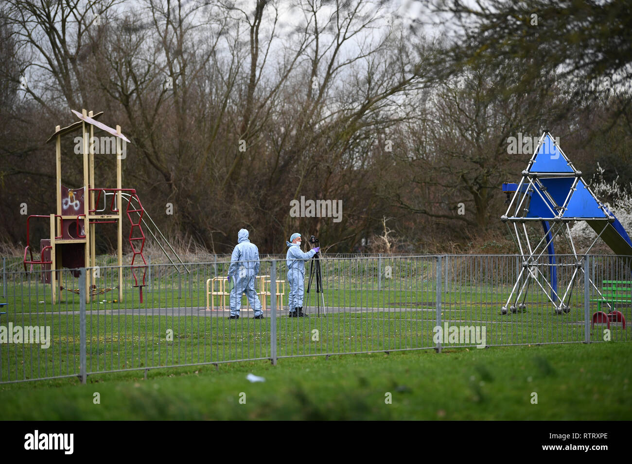 Les agents de police forensic sur les lieux près de St Neot's Road à Harold Hill, Londres est à la suite de la mort d'avoir poignardé une jeune fille de 17 ans le vendredi soir. Banque D'Images