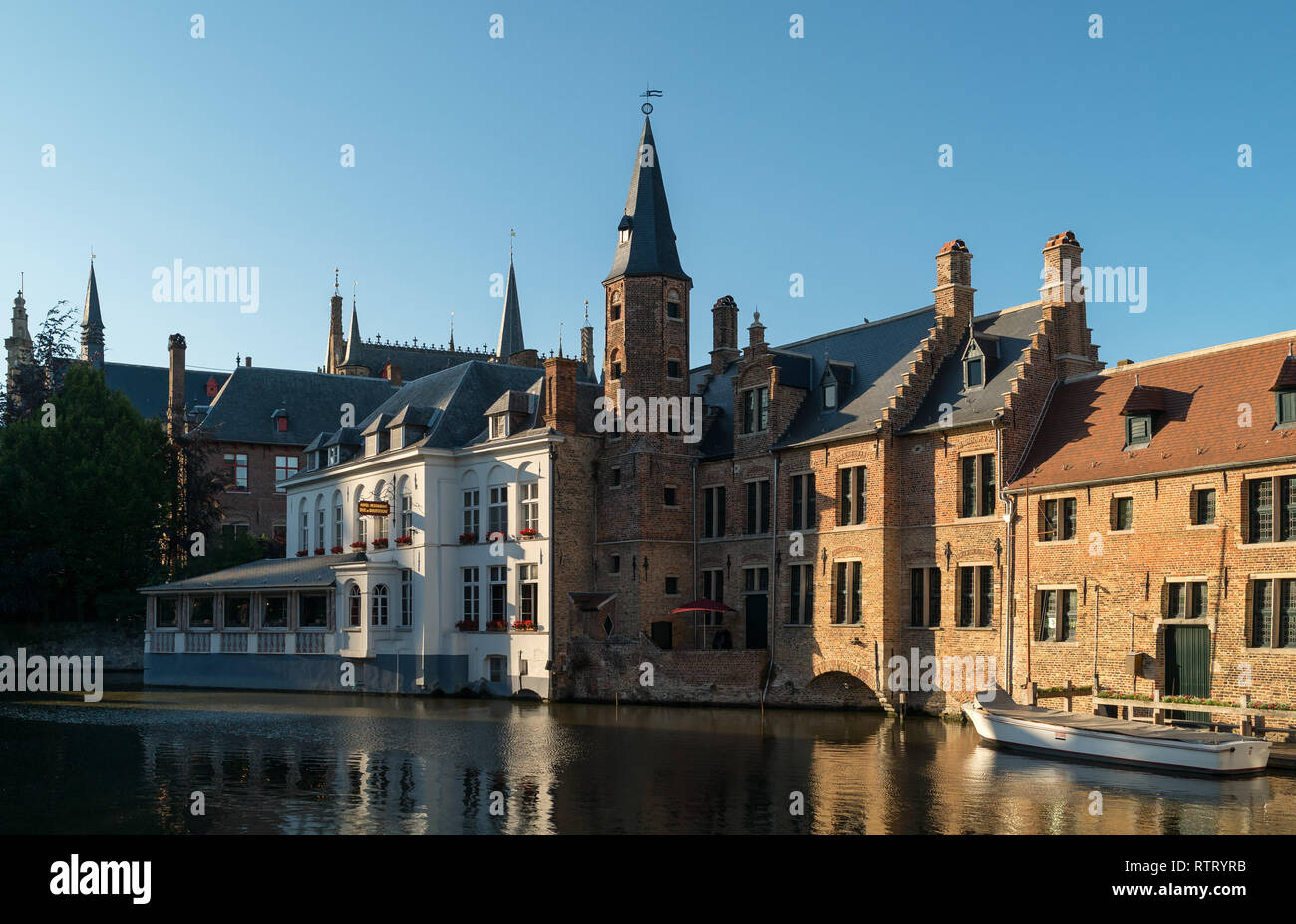 Vieux Bruges ses bâtiments reflétant dans l'eau dans le canal de Bruges, centre historique Banque D'Images
