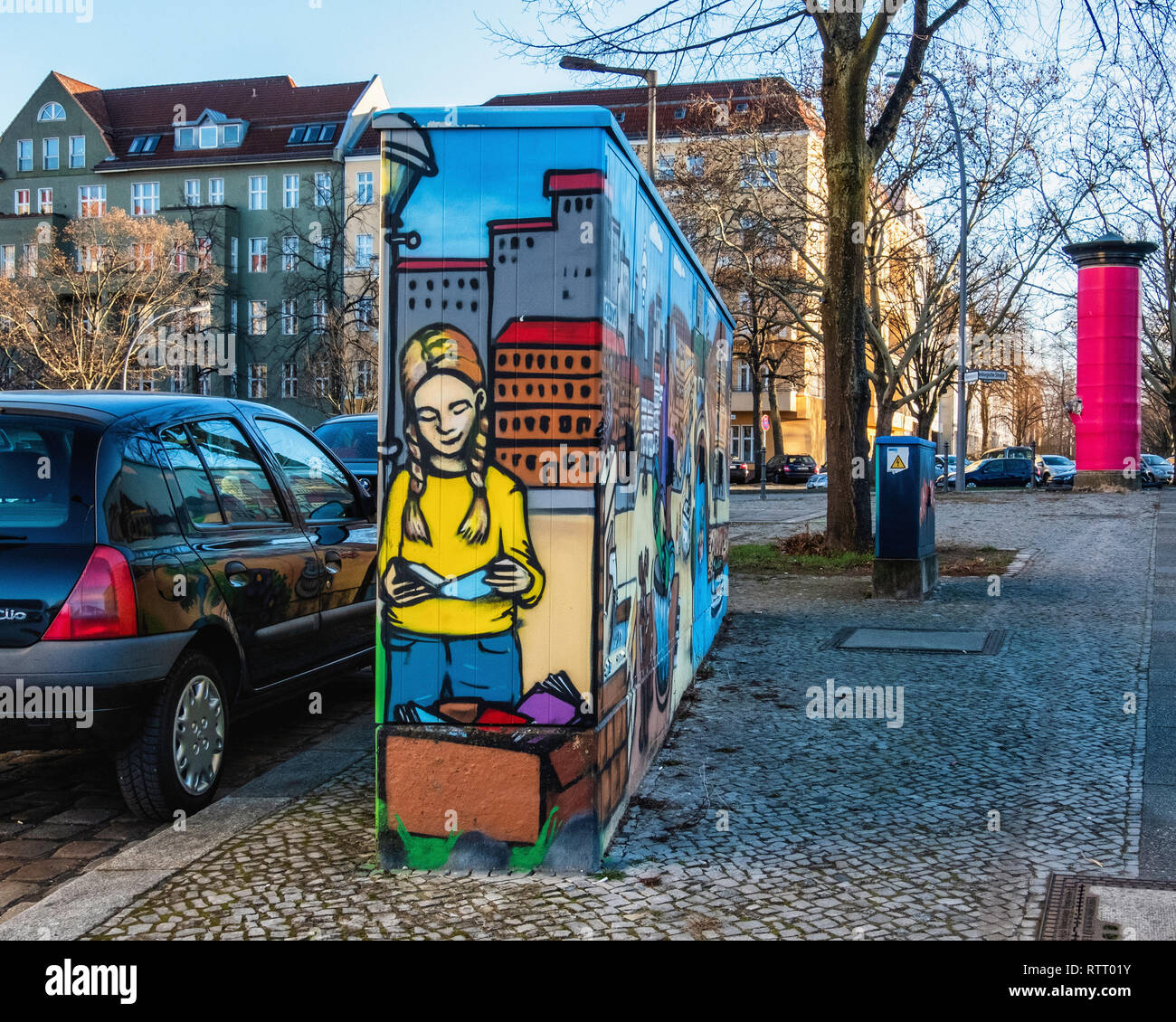 Berlin Wilmersdorf..Peintures & dessins déguisement et décorer des boîtes d'utilité dans une rue de banlieue Banque D'Images